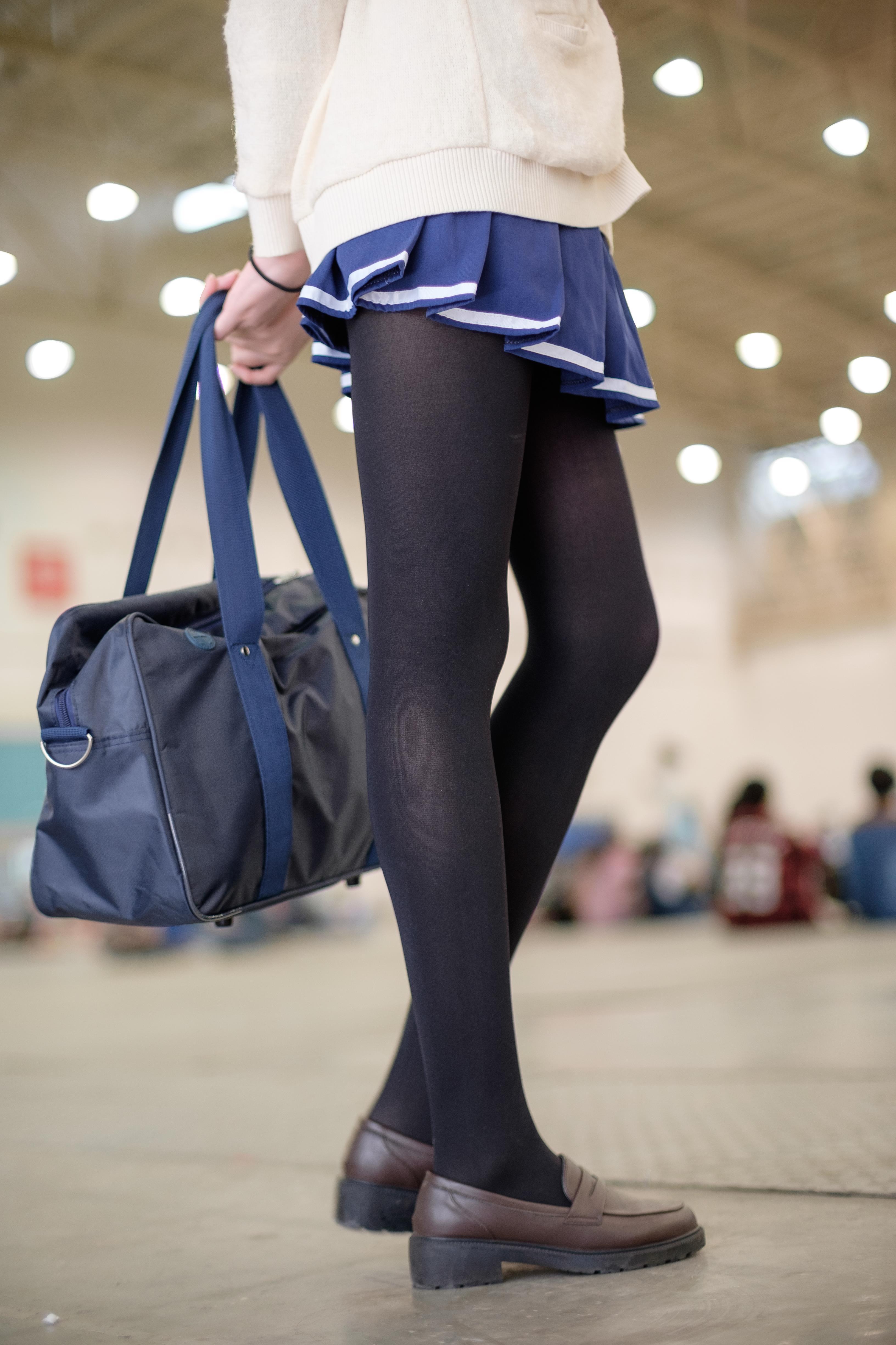 [森萝财团]FREE-004 性感小萝莉 白色高中女生制服与短裙加黑色丝袜美腿私房写真集,