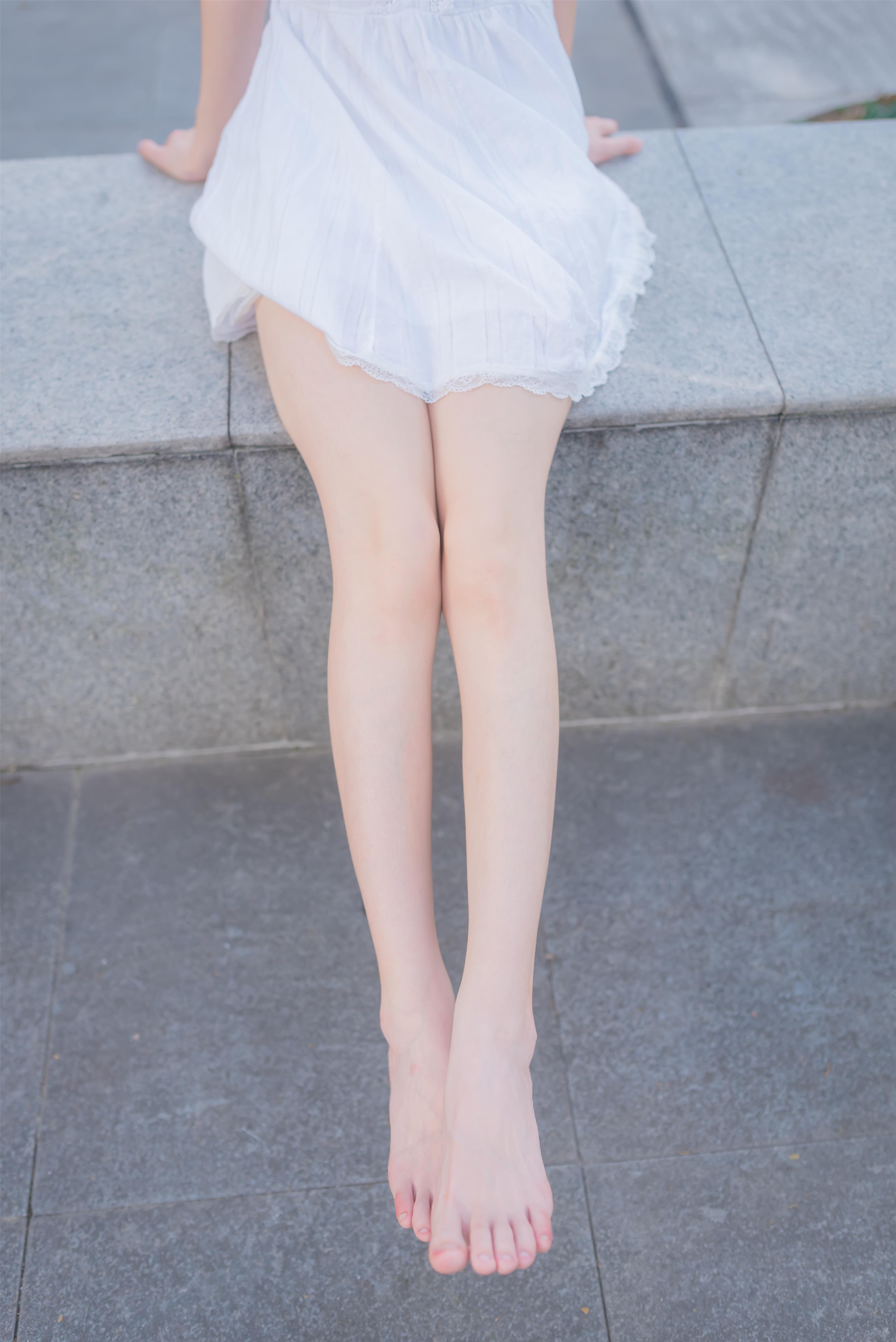 [风之领域]NO.056 性感小萝莉 白色吊带蕾丝连衣裙加修长美腿玉足私房写真集,