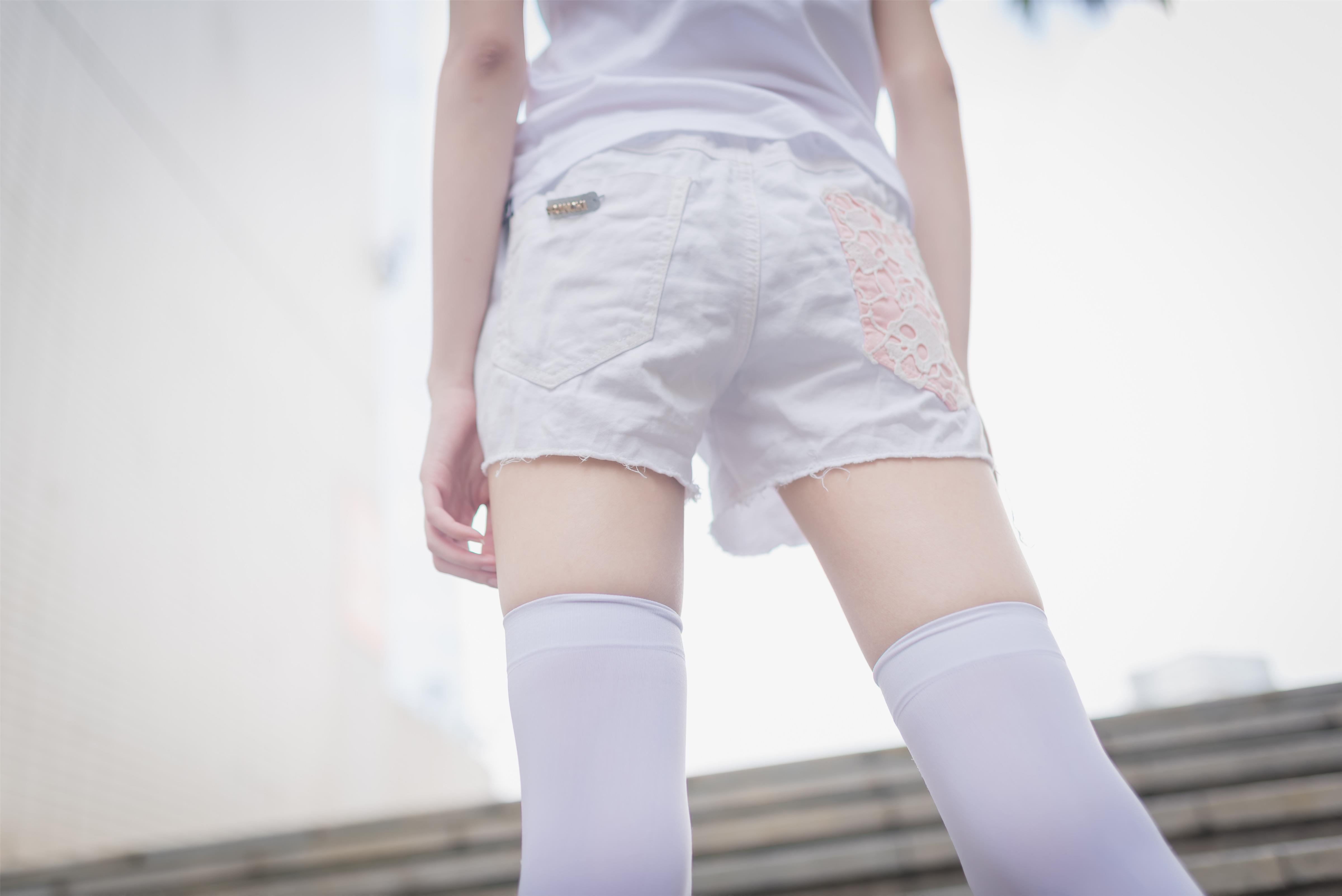 [风之领域]NO.057 性感小萝莉 白色短袖与白色短裤加白色丝袜美腿玉足私房写真集,