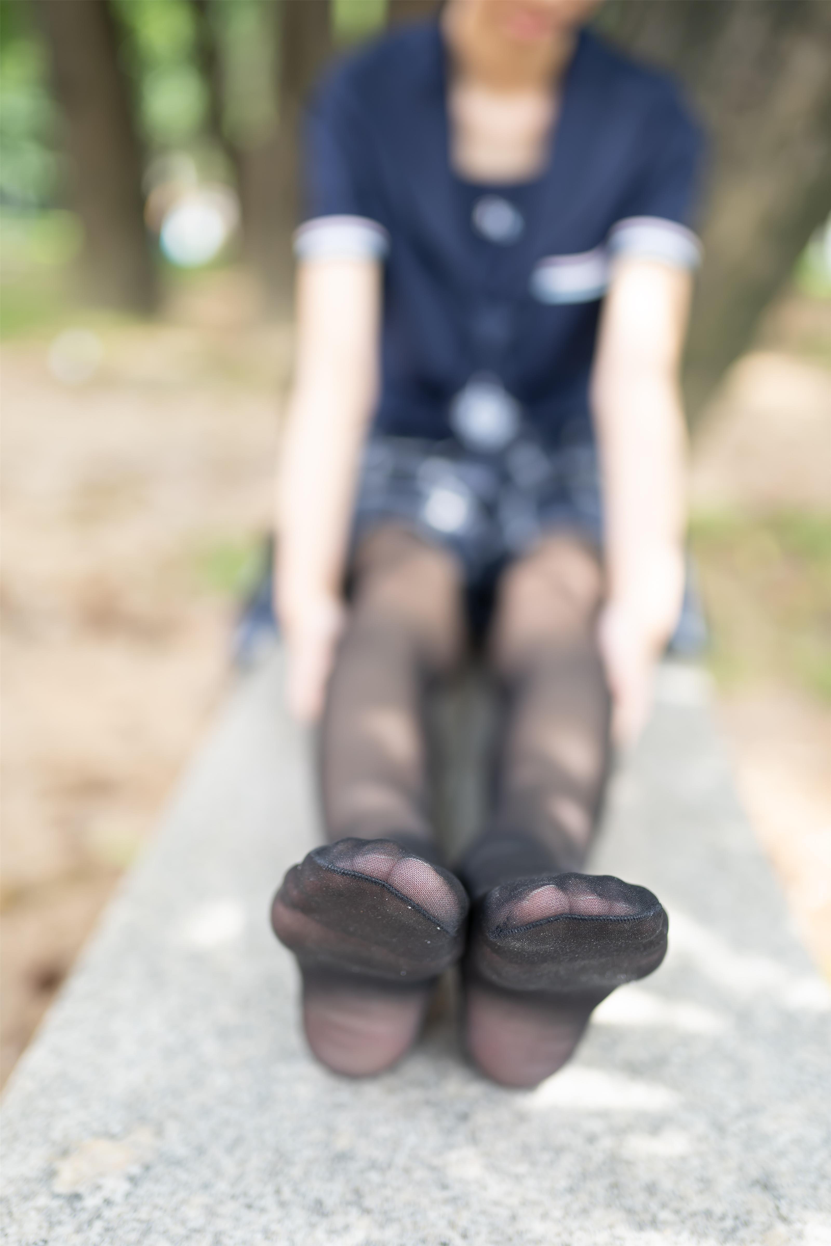 [风之领域]NO.059 性感小萝莉 黑色高中女生制服与格子短裙加黑色丝袜美腿私房写真集,