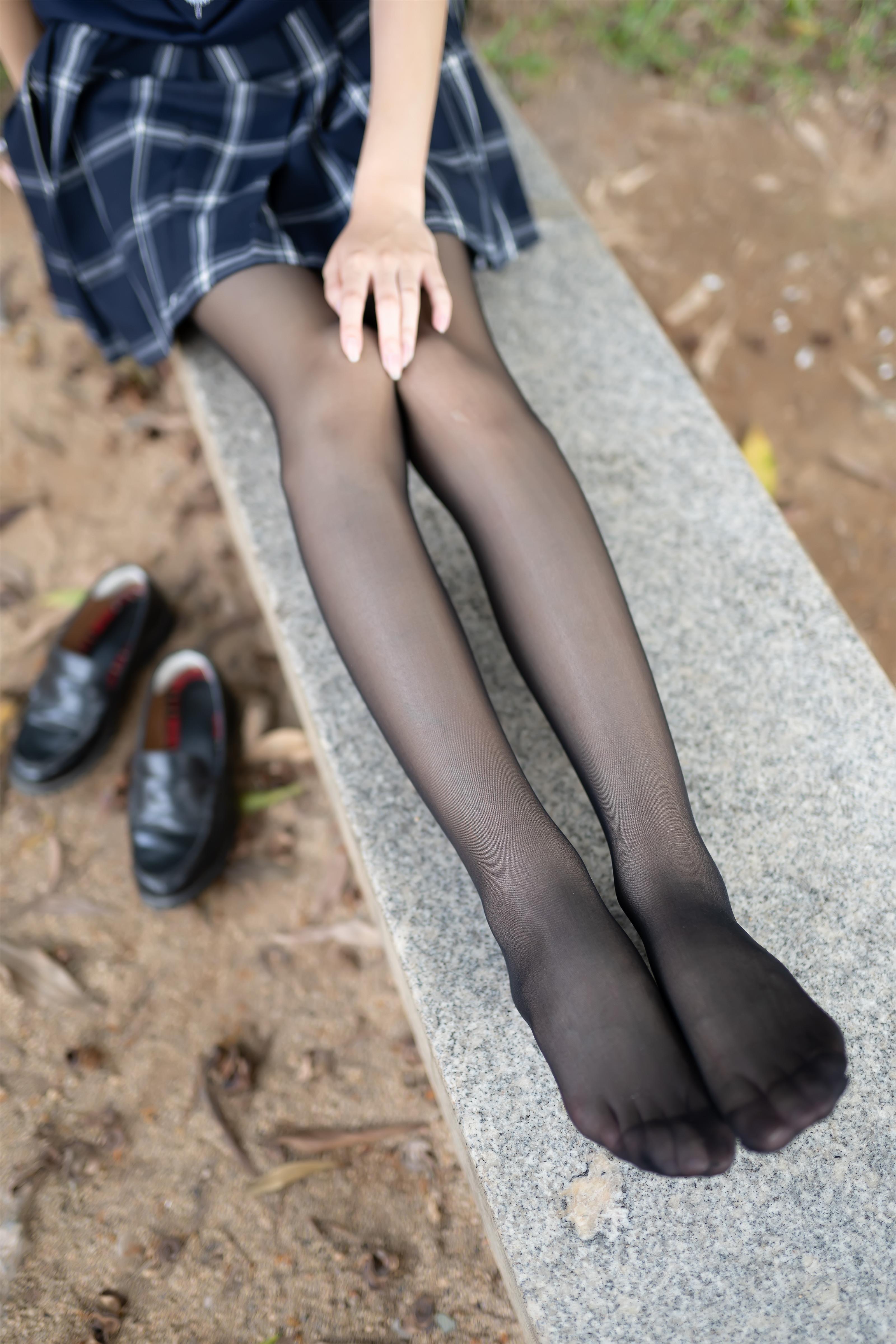 [风之领域]NO.059 性感小萝莉 黑色高中女生制服与格子短裙加黑色丝袜美腿私房写真集,