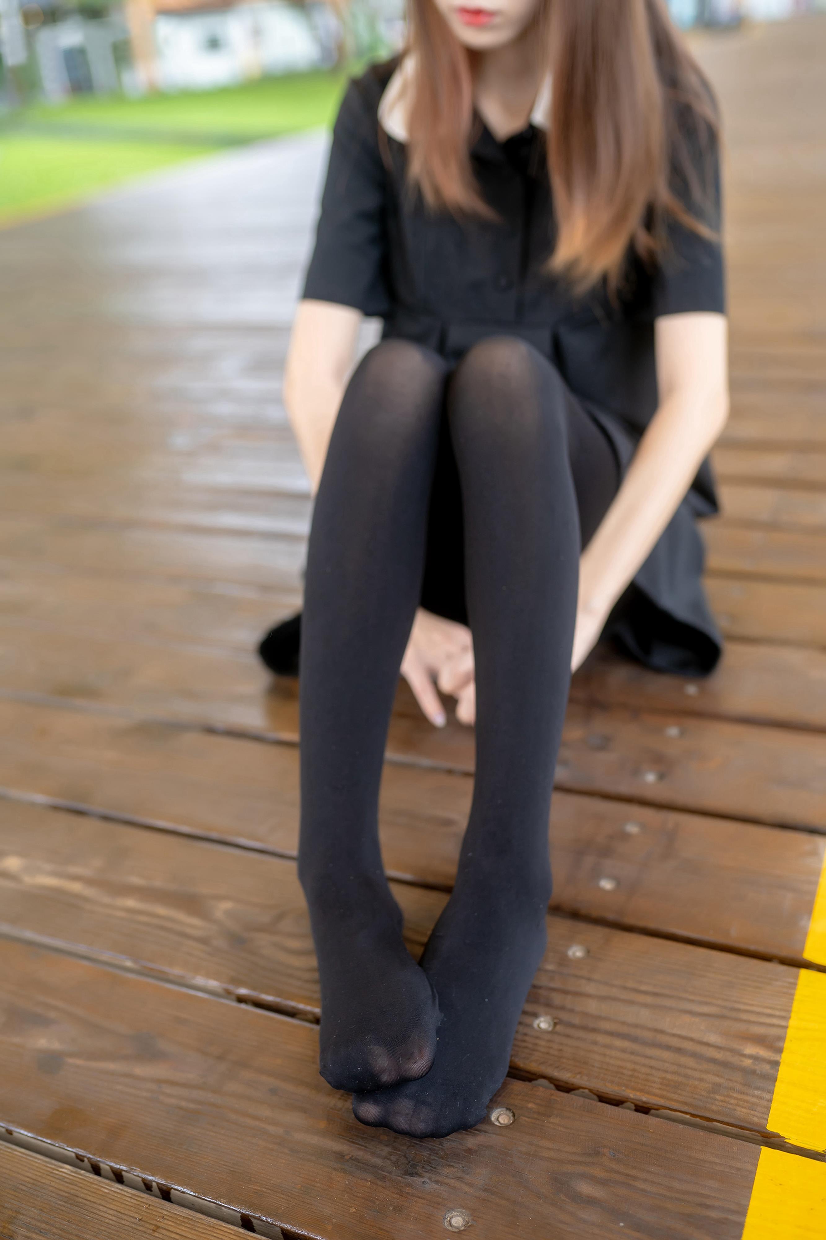 [风之领域]NO.064 性感小萝莉 黑色连衣裙加黑色丝袜美腿私房写真集,