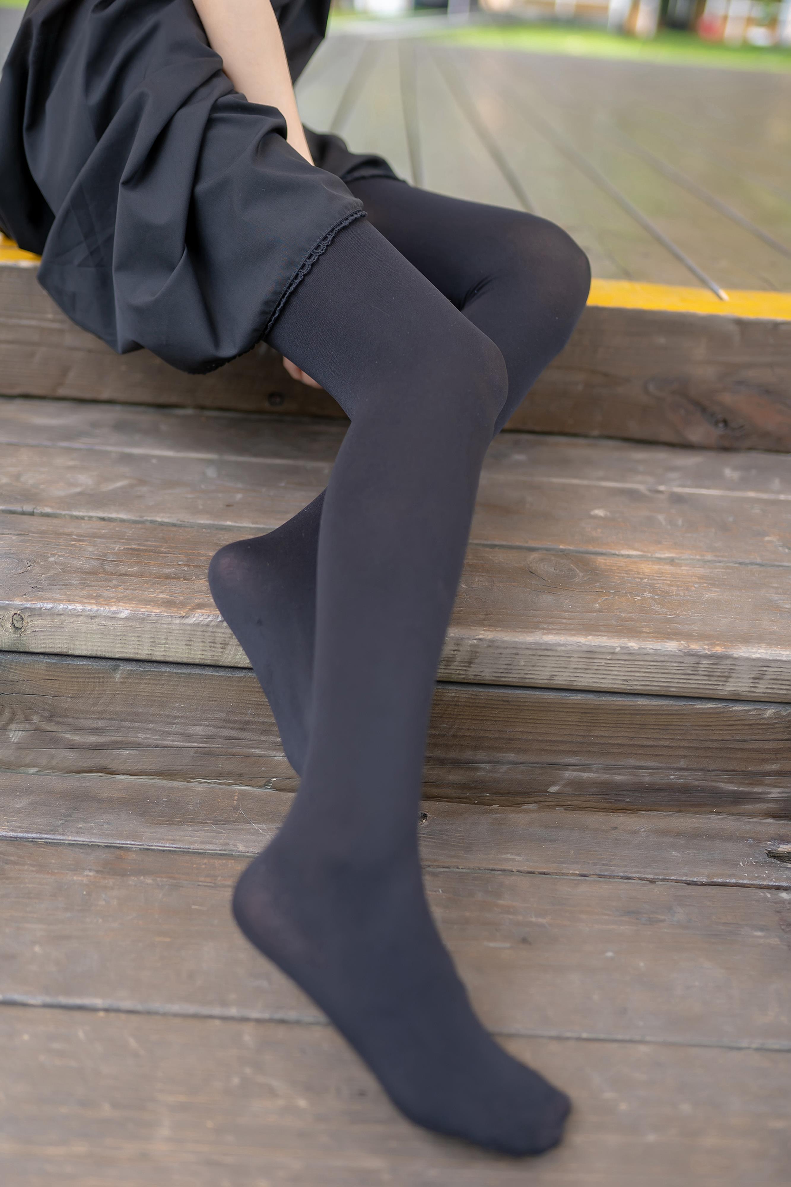 [风之领域]NO.064 性感小萝莉 黑色连衣裙加黑色丝袜美腿私房写真集,