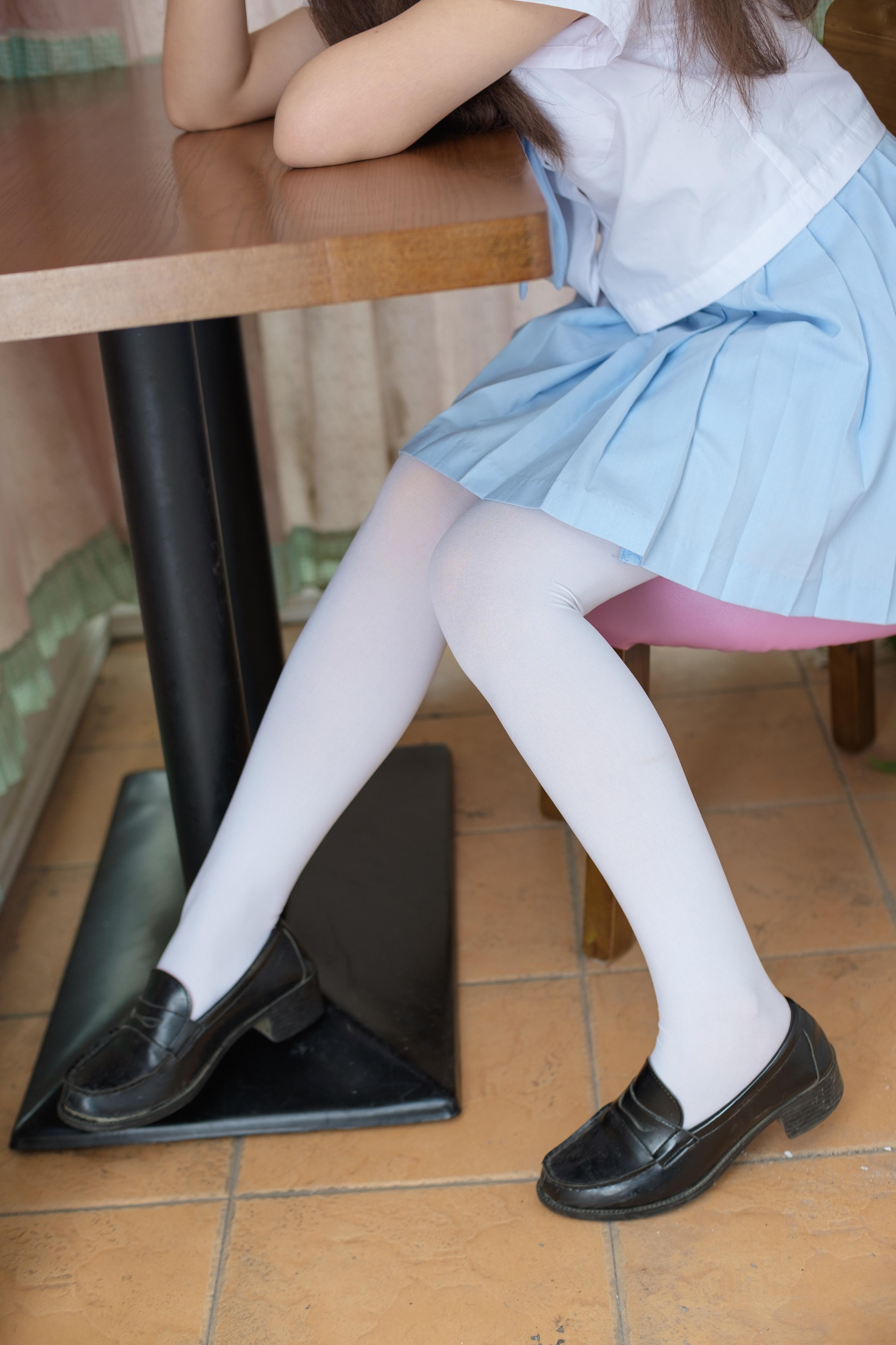 [森萝财团]FREE-006 性感小萝莉 高中女生制服短裙加丝袜美腿玉足私房写真集,