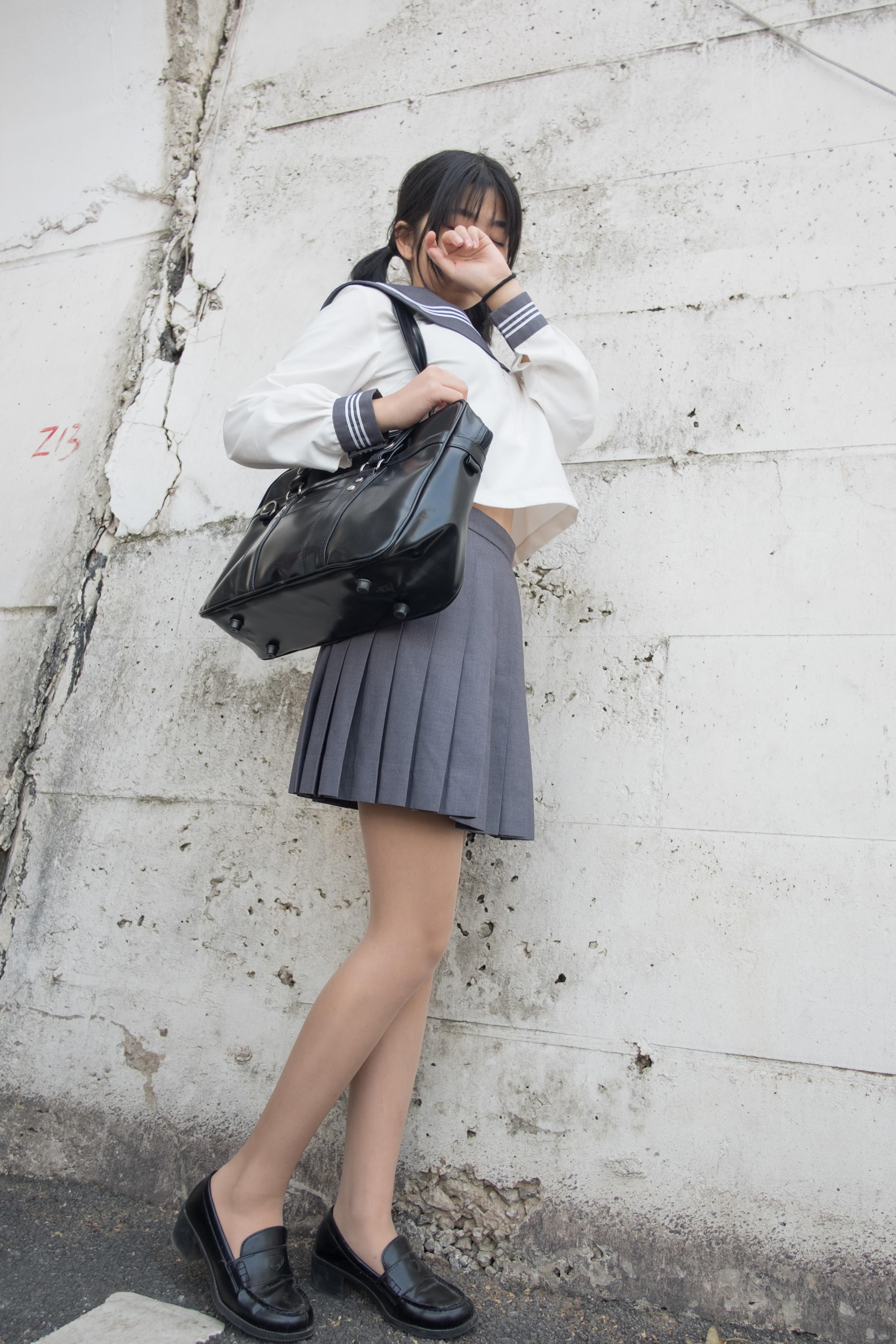 [森萝财团]BETA-009 性感小萝莉 日本高中女生制服加灰色短裙写真集,