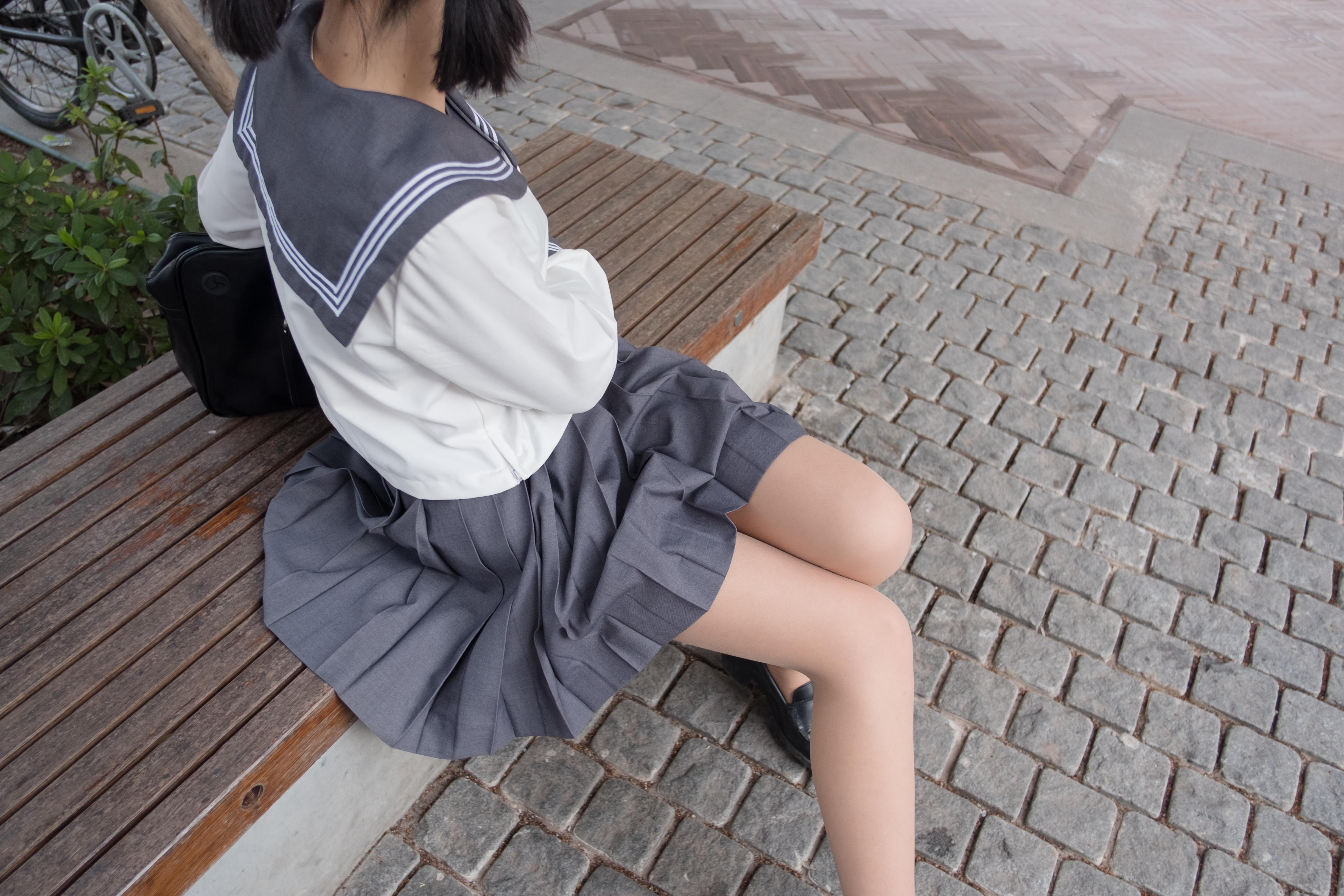 [森萝财团]BETA-009 性感小萝莉 日本高中女生制服加灰色短裙写真集,