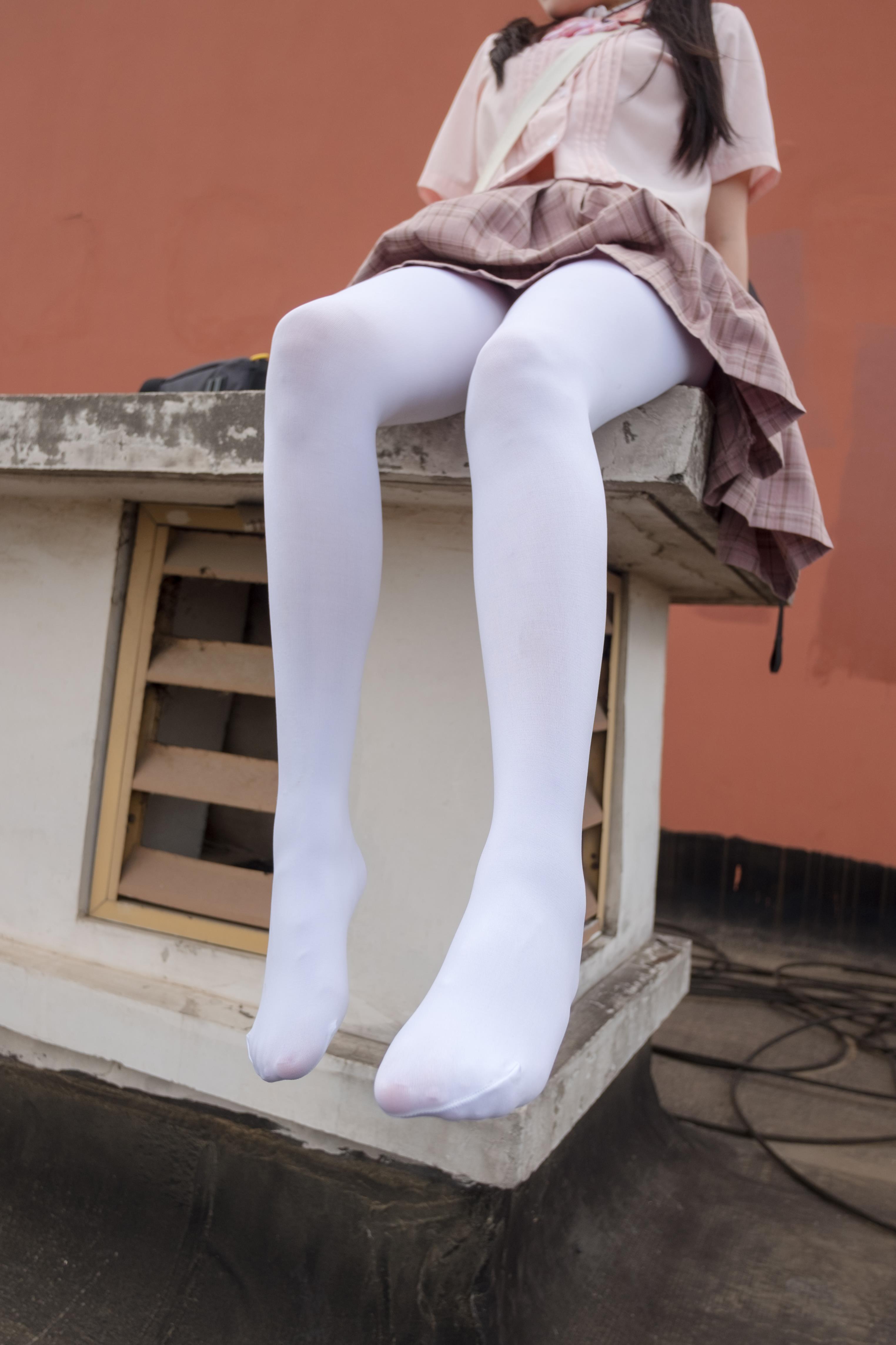[森萝财团]BETA-001 性感萝莉小学妹 高中女生制服与短裙加白色丝袜美腿玉足私房写真集,