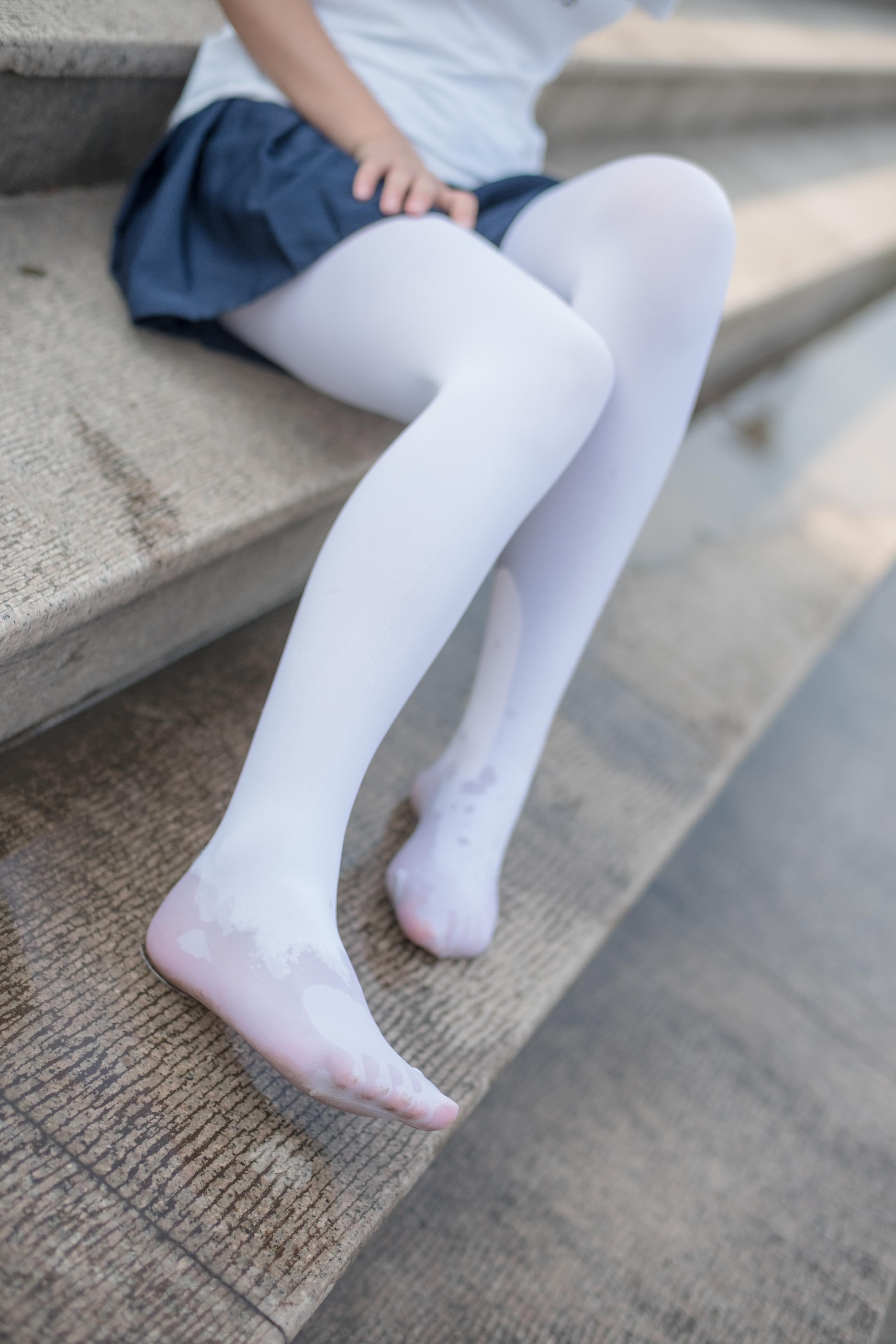 [森萝财团]BETA-001 性感萝莉小学妹 高中女生制服与短裙加白色丝袜美腿玉足私房写真集,