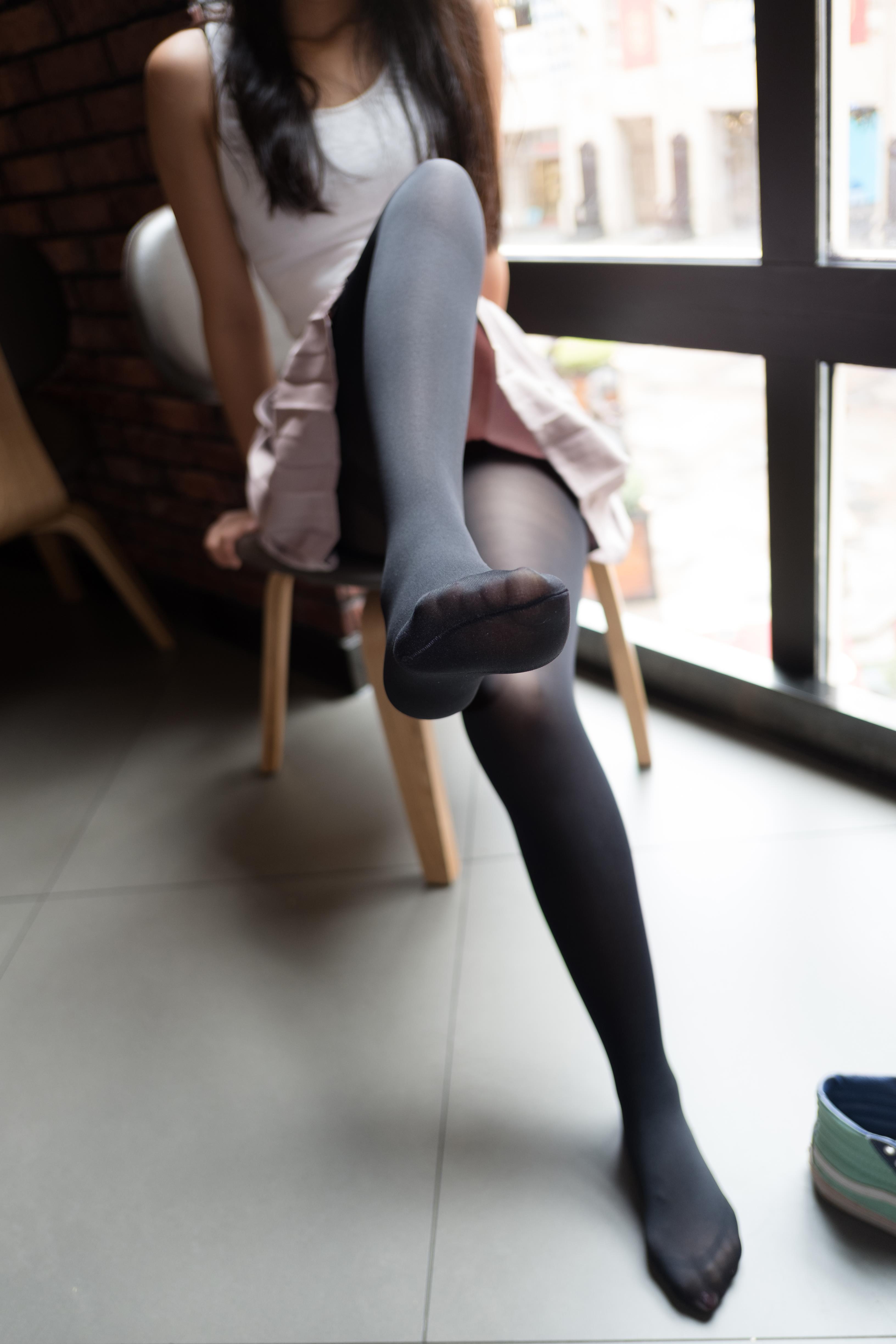 [森萝财团]BETA-002 性感小萝莉 白色背心与粉色短裙加黑色丝袜美腿玉足私房写真集,