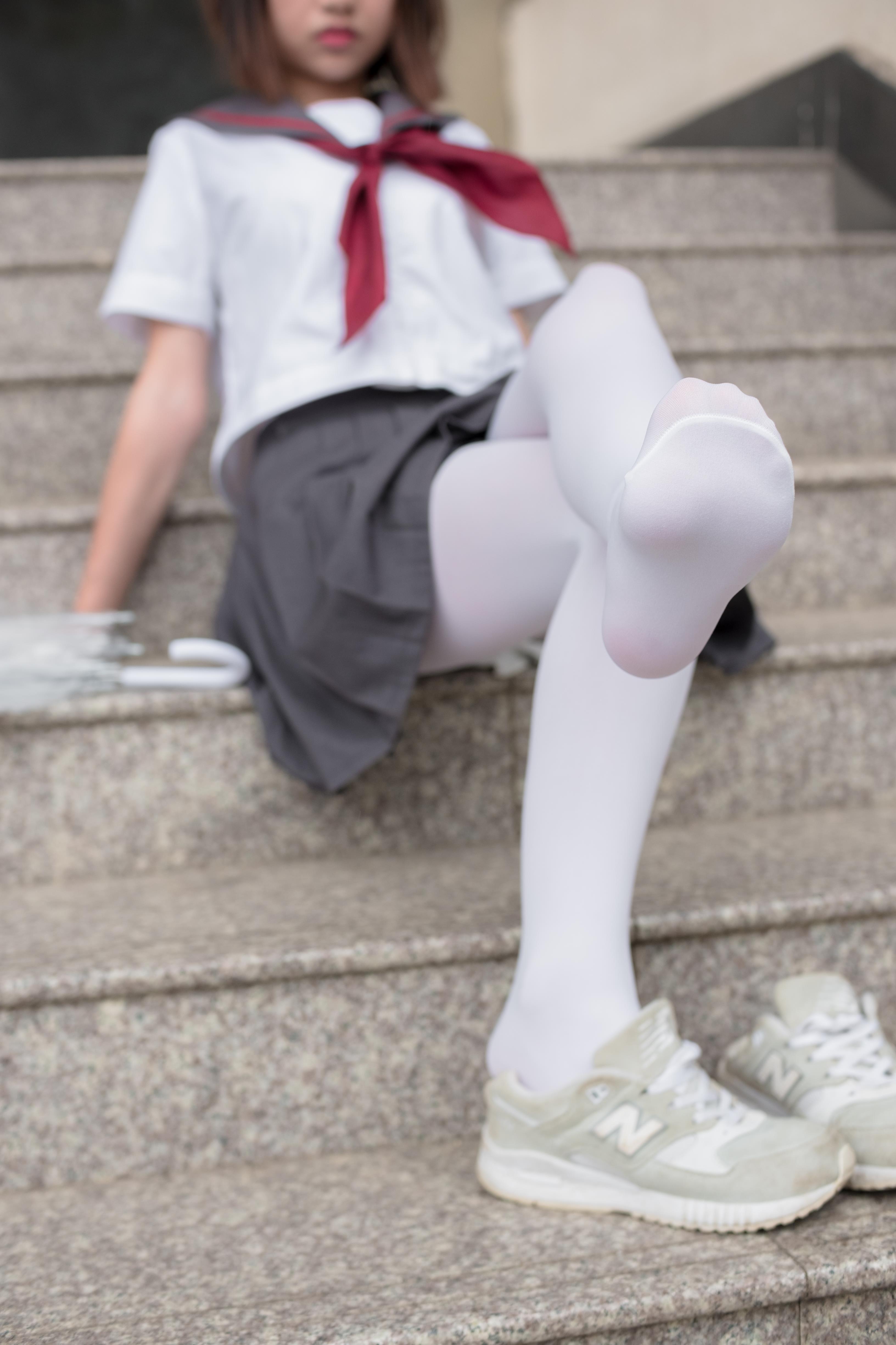 [森萝财团]BETA-003 性感小萝莉 阿玲妹纸高中女生制服与短裙加白色丝袜美腿玉足私房写真集,
