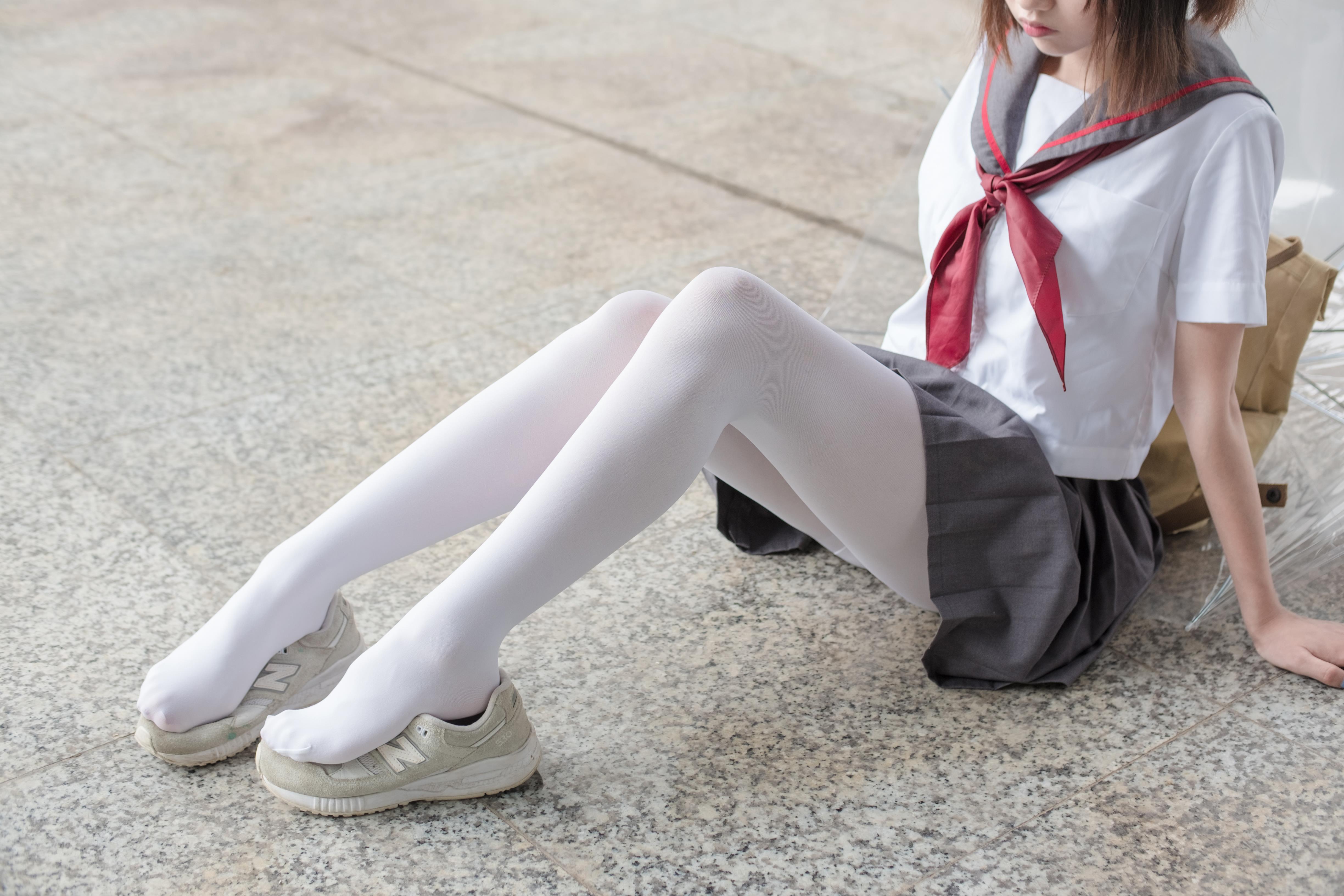 [森萝财团]BETA-003 性感小萝莉 阿玲妹纸高中女生制服与短裙加白色丝袜美腿玉足私房写真集,