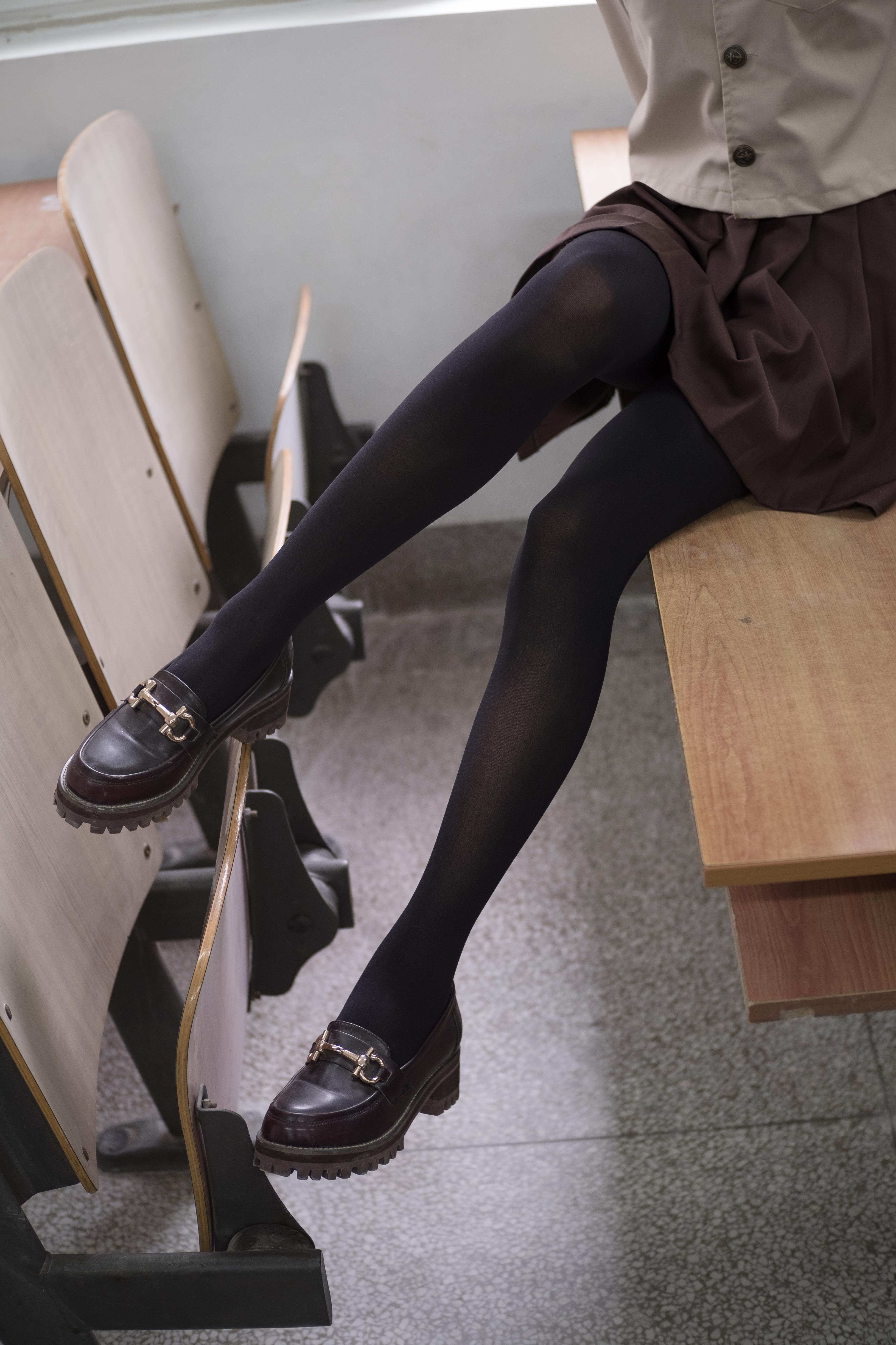 [森萝财团]BETA-006 性感萝莉小学妹 高中女生制服与短裙加丝袜美腿玉足私房写真集,