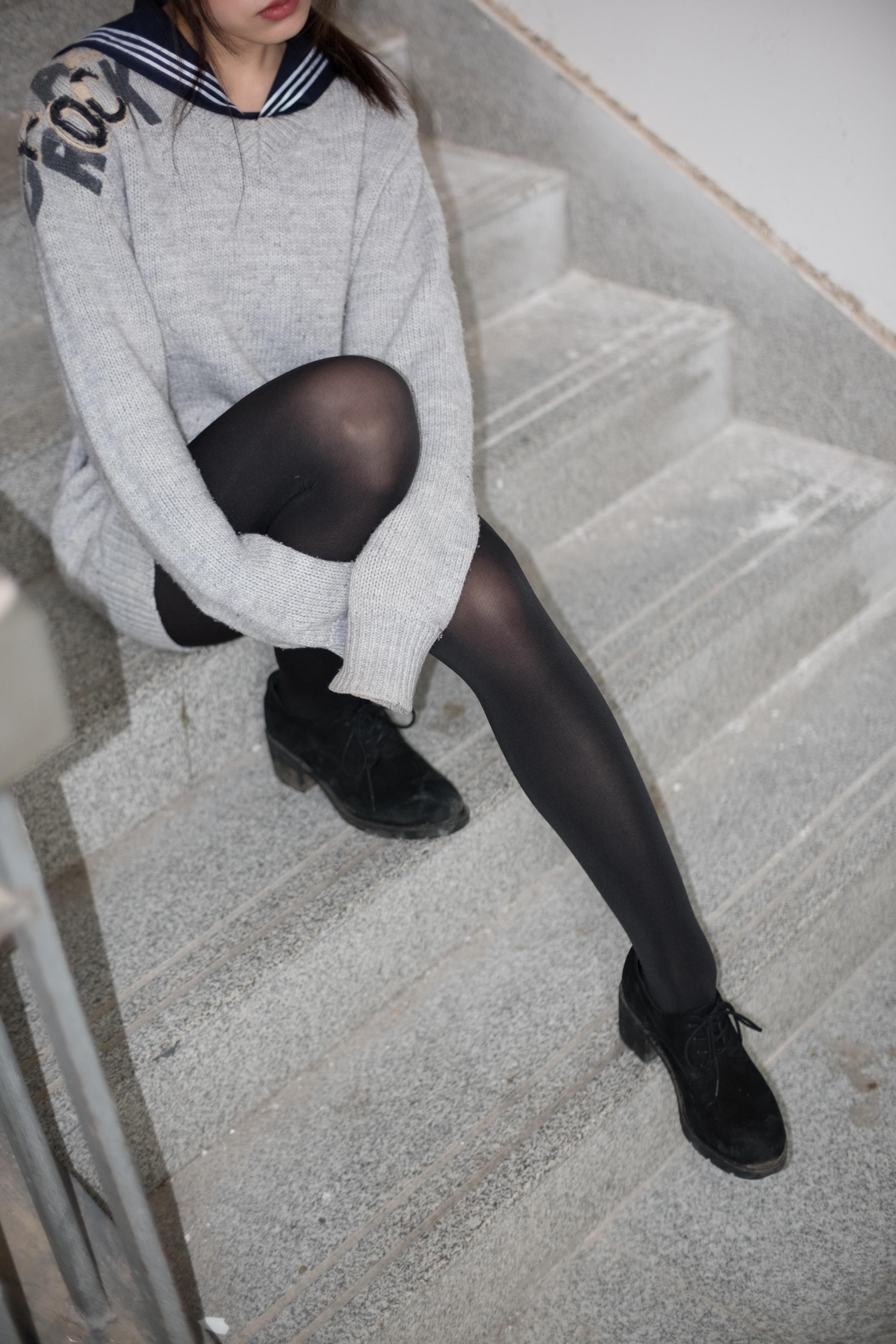 [森萝财团]BETA-007 性感小萝莉 白色连身外套加黑色丝袜美腿玉足私房写真集,