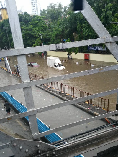 暴雨1日袭击印度孟买。（图源：新德里电视台）