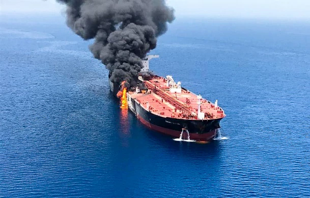 两艘载有日本货物的油轮在阿曼湾遭遇袭击爆炸起火