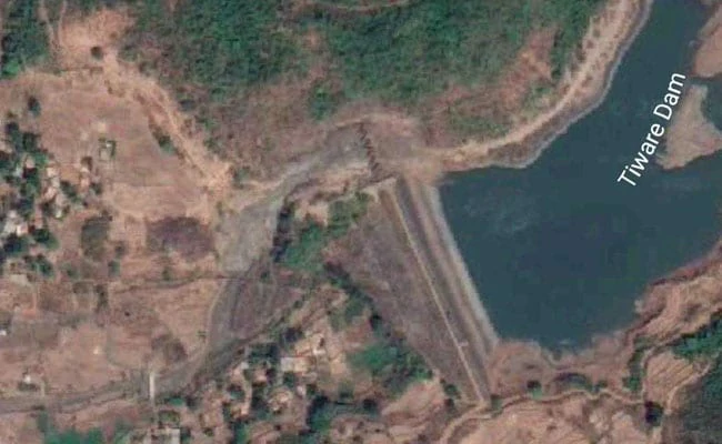 印度Tiware大坝决口。（图源：新德里电视台）