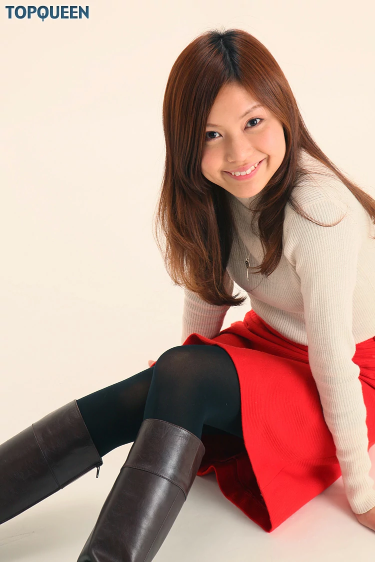 [TopQueen]2012-05-22 岡内舞子 Okauchi Maiko 米色上衣与红色短裙加黑色丝袜美腿性感私房写真集,