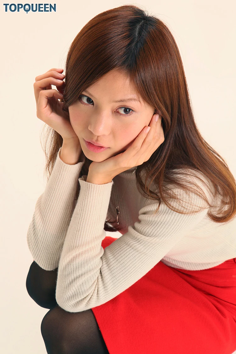 [TopQueen]2012-05-22 岡内舞子 Okauchi Maiko 米色上衣与红色短裙加黑色丝袜美腿性感私房写真集,