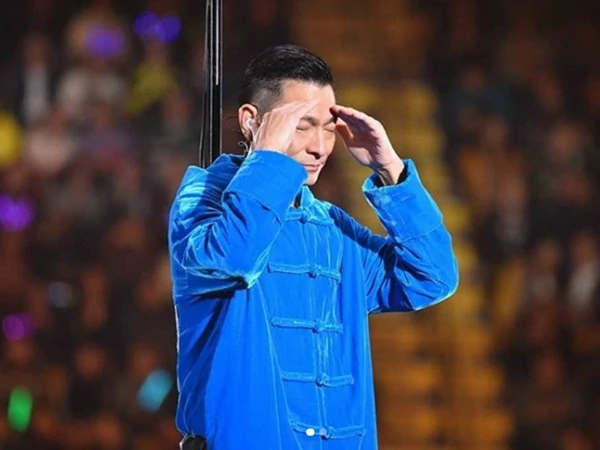 刘德华当时在台上落泪道歉。