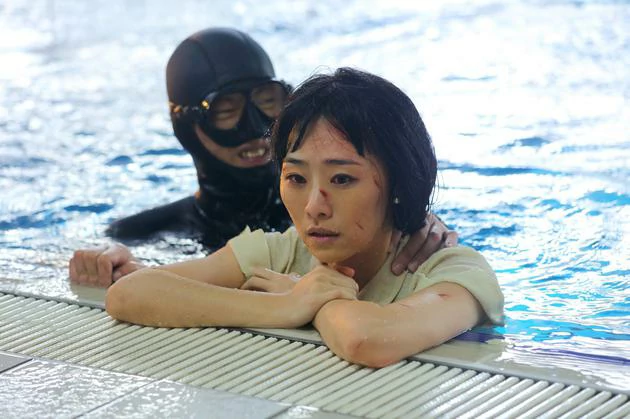 吴可熙泡在水中拍戏