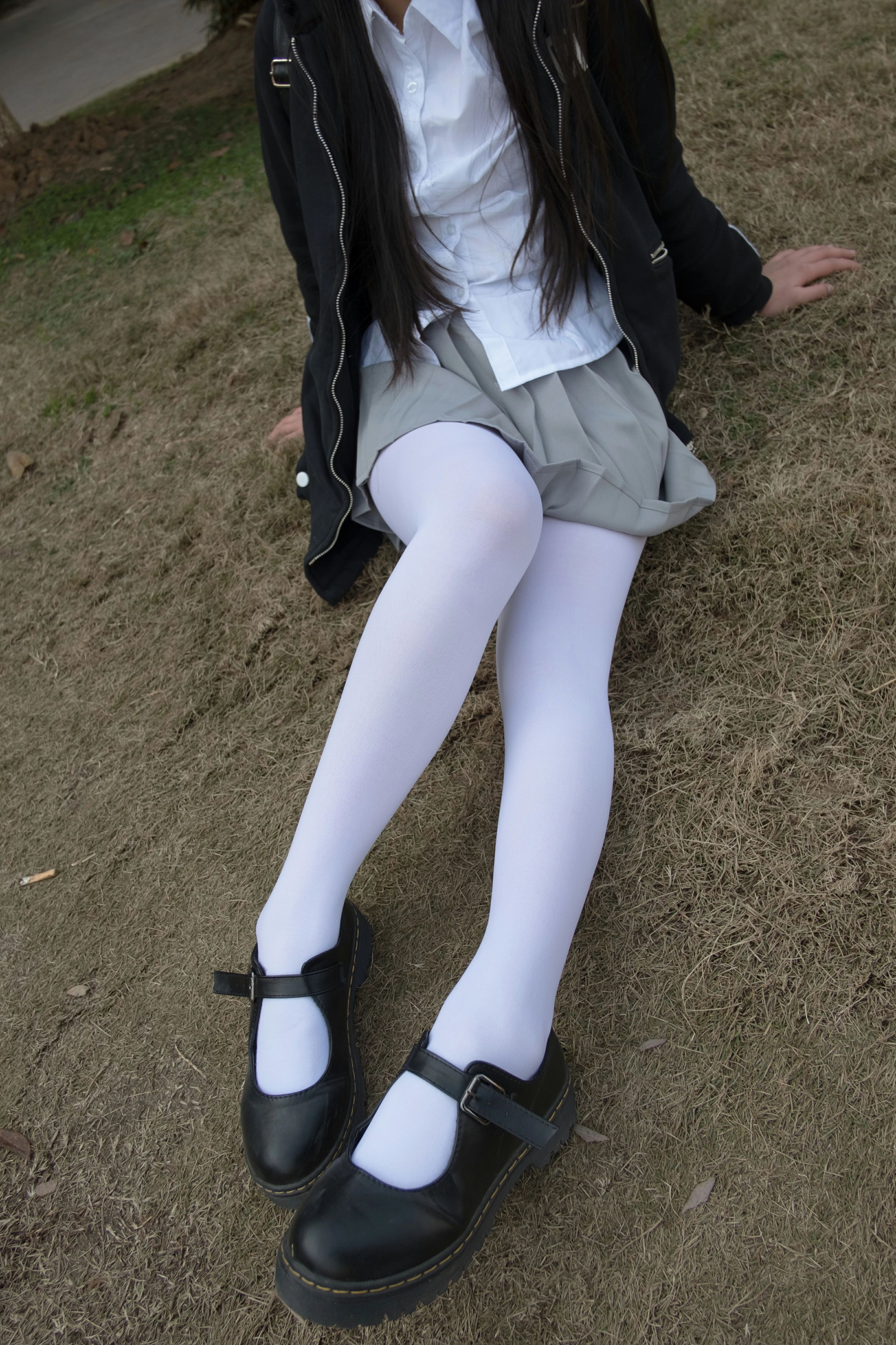 [森萝财团]BETA-012 性感小萝莉 黑色高中女生制服与灰色短裙加白色丝袜美腿玉足私房写真集,