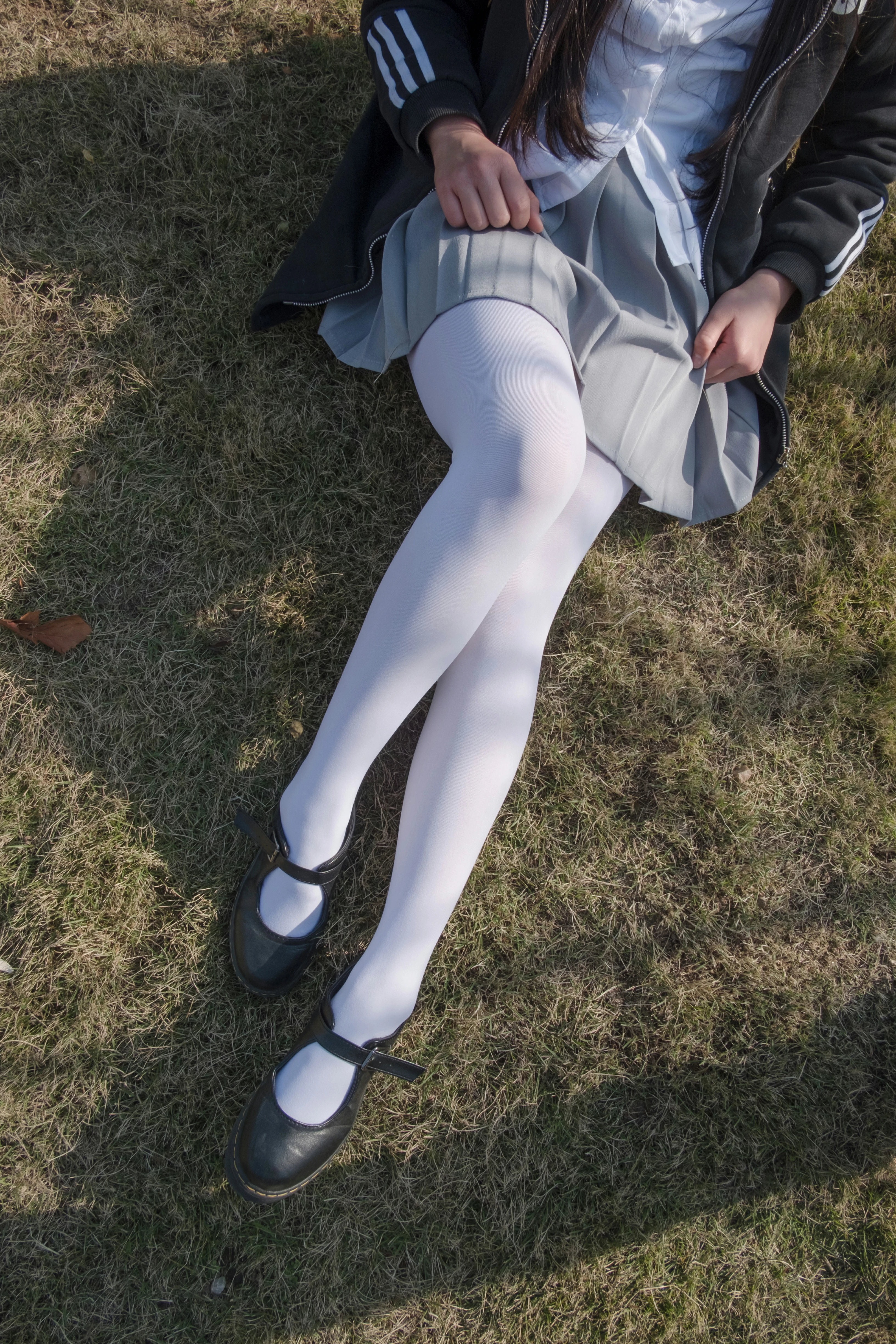 [森萝财团]BETA-012 性感小萝莉 黑色高中女生制服与灰色短裙加白色丝袜美腿玉足私房写真集,