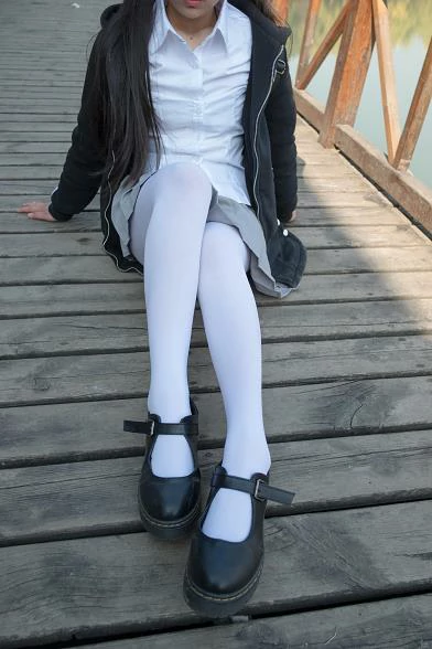[森萝财团]BETA-012 性感小萝莉 黑色高中女生制服与灰色短裙加白色丝袜美腿玉足