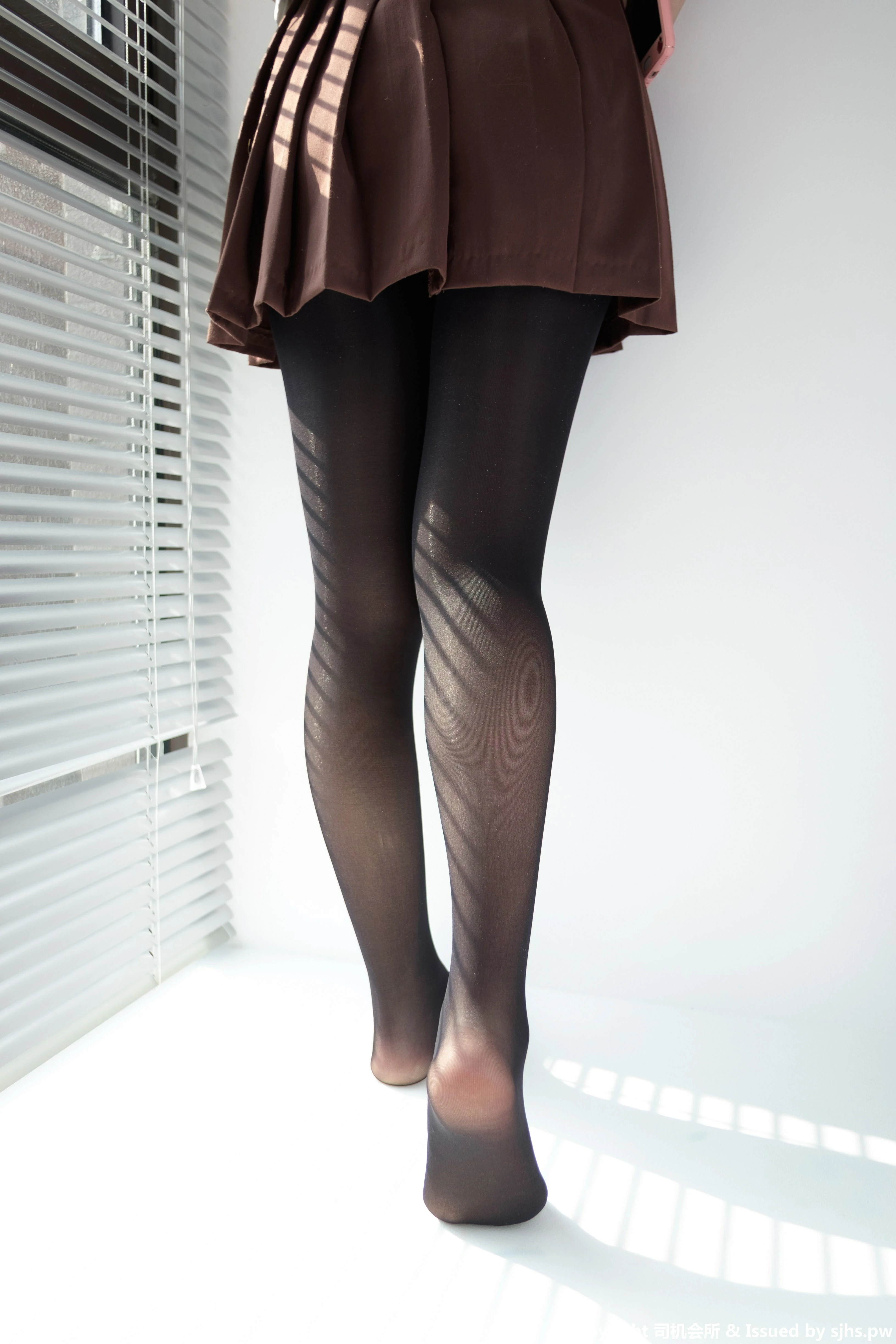 [森萝财团]BETA-011 性感小萝莉 棕色高中女生制服与短裙加黑色丝袜美腿玉足私房写真集,