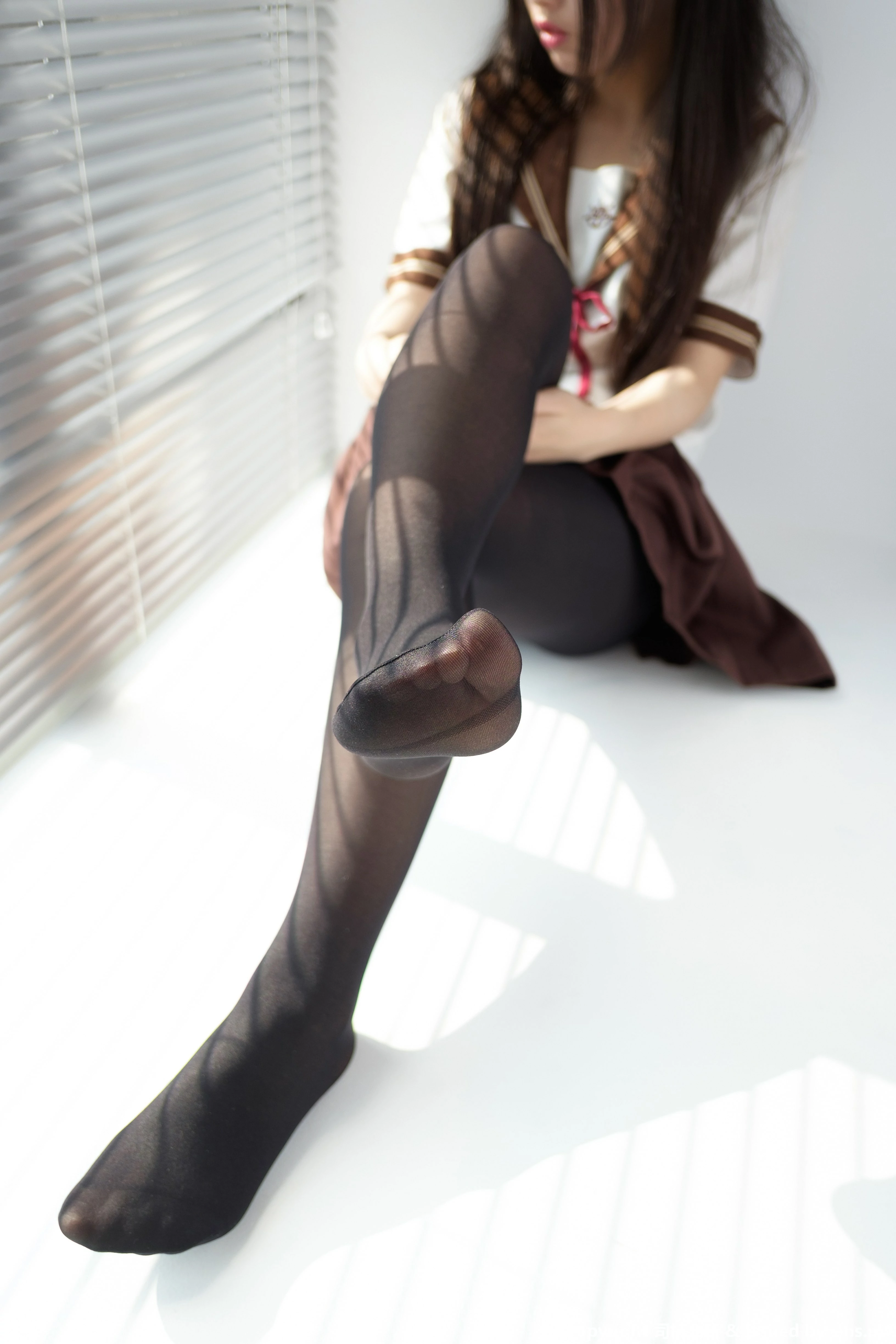 [森萝财团]BETA-011 性感小萝莉 棕色高中女生制服与短裙加黑色丝袜美腿玉足私房写真集,