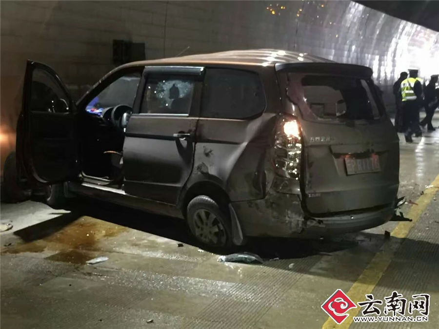 云南香格里拉：小客车失控撞上大客车 事故致4人死亡2人重伤（图）