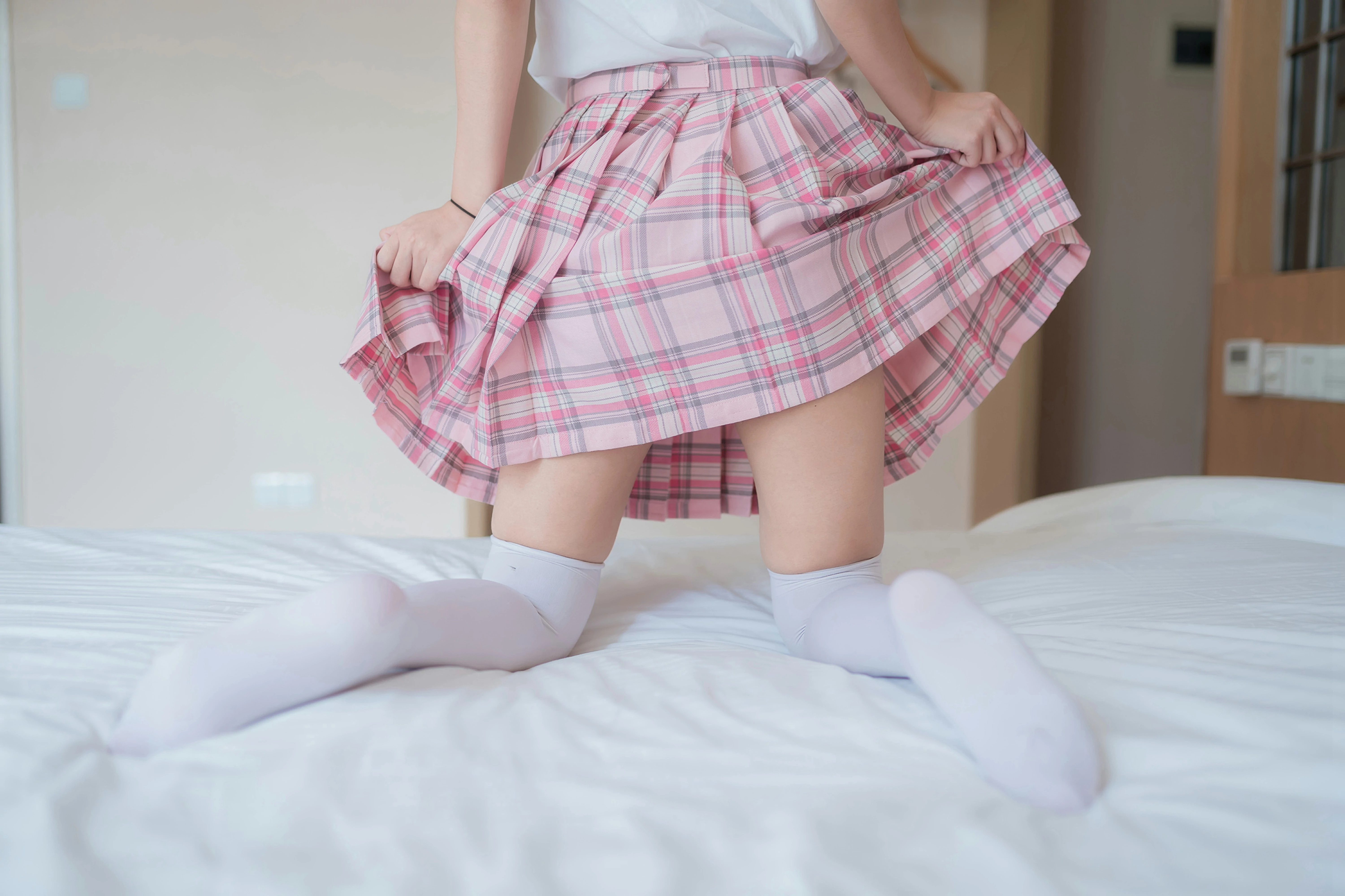 [风之领域]NO.066 清纯可爱小萝莉 白色短袖与粉色短裙加白色丝袜美腿私房写真集,