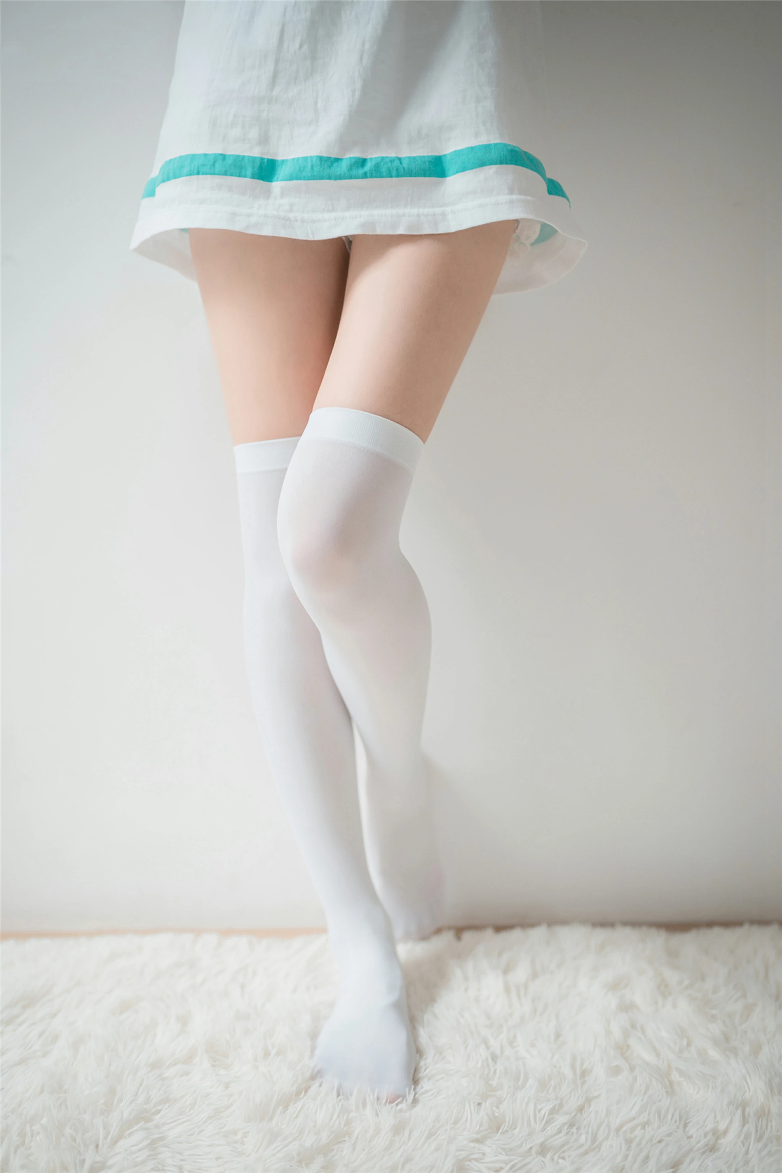 [风之领域]NO.067 清纯可爱小萝莉 白色连衣裙加白色丝袜美腿私房写真集,