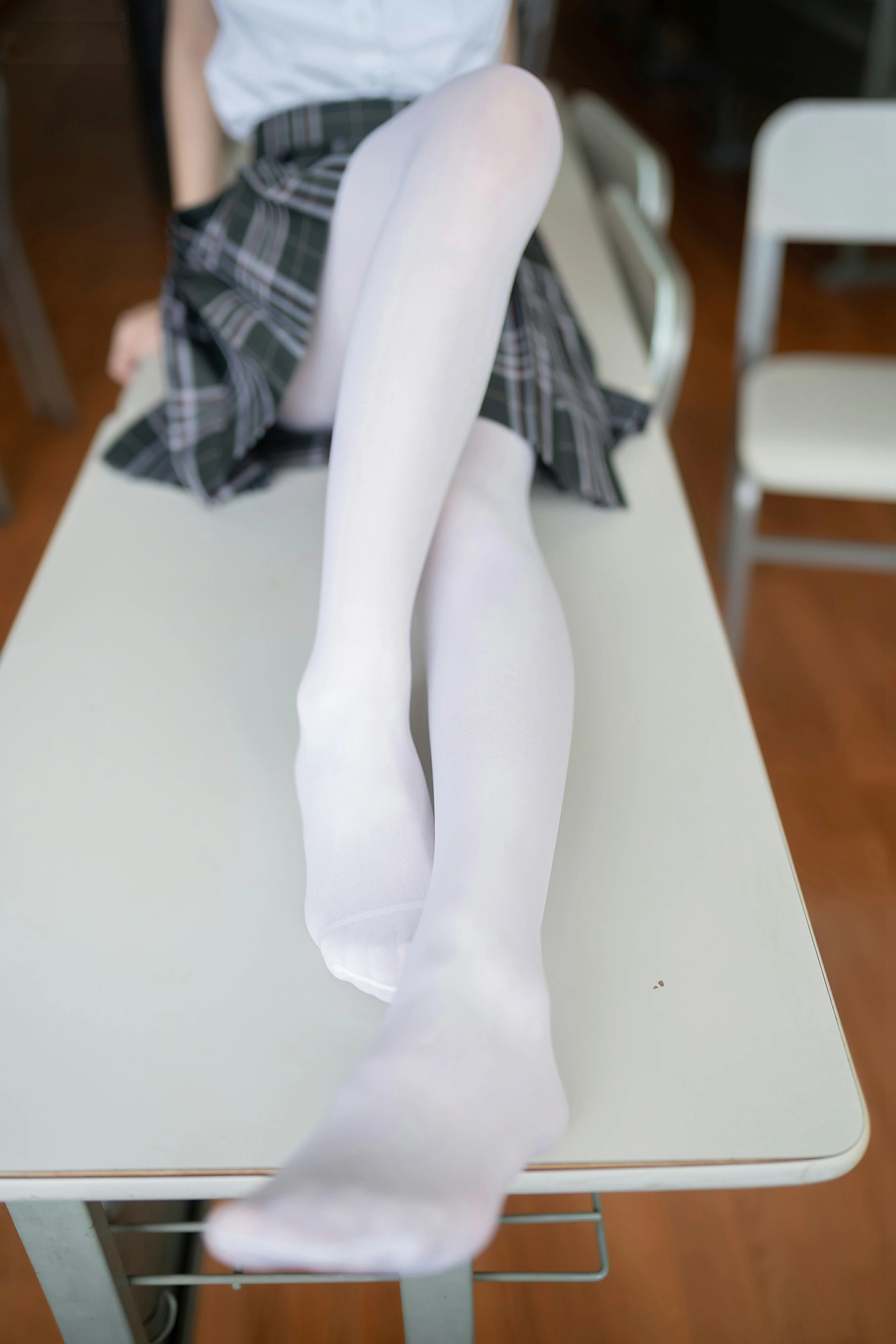 [风之领域]NO.069 性感高中女生白色短袖与格子短裙加白色丝袜美腿私房写真集,