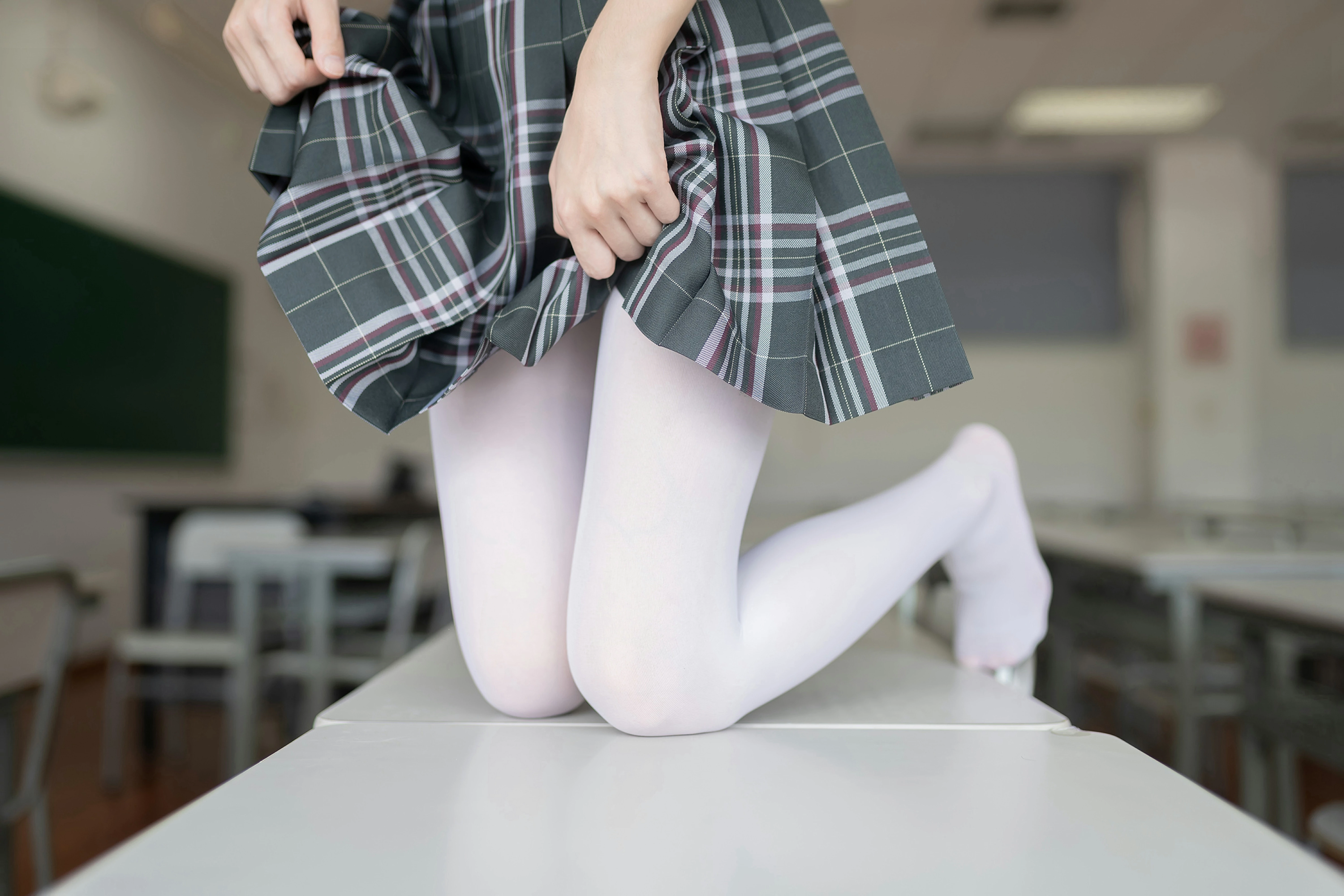 [风之领域]NO.069 性感高中女生白色短袖与格子短裙加白色丝袜美腿私房写真集,