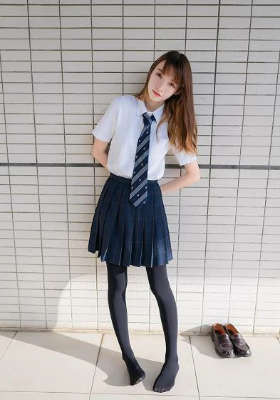 [风之领域]NO.070 性感高中女生白色短袖与格子短裙加黑色丝袜美腿私房写真集