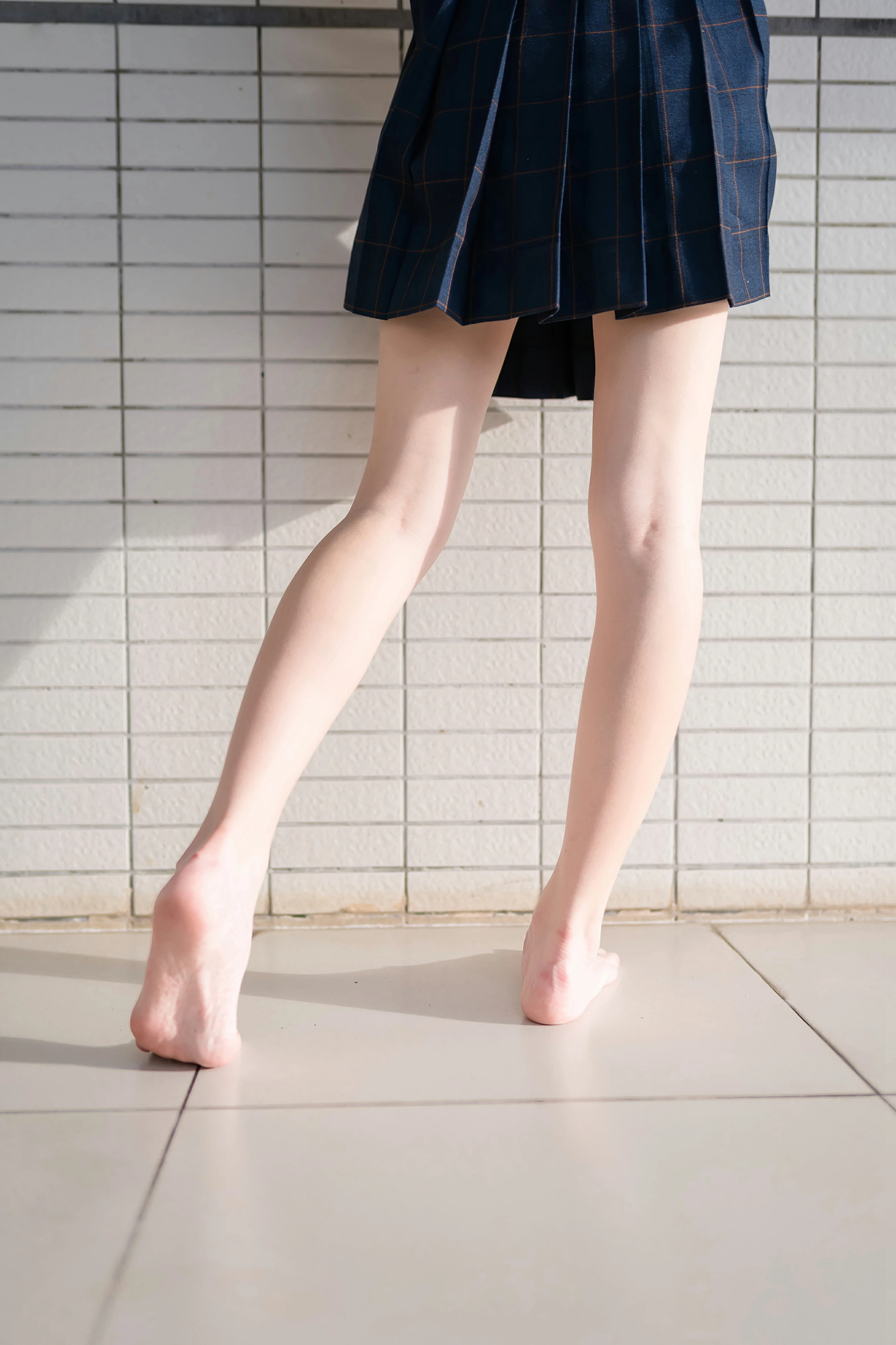 [风之领域]NO.070 性感高中女生白色短袖与格子短裙加黑色丝袜美腿私房写真集,