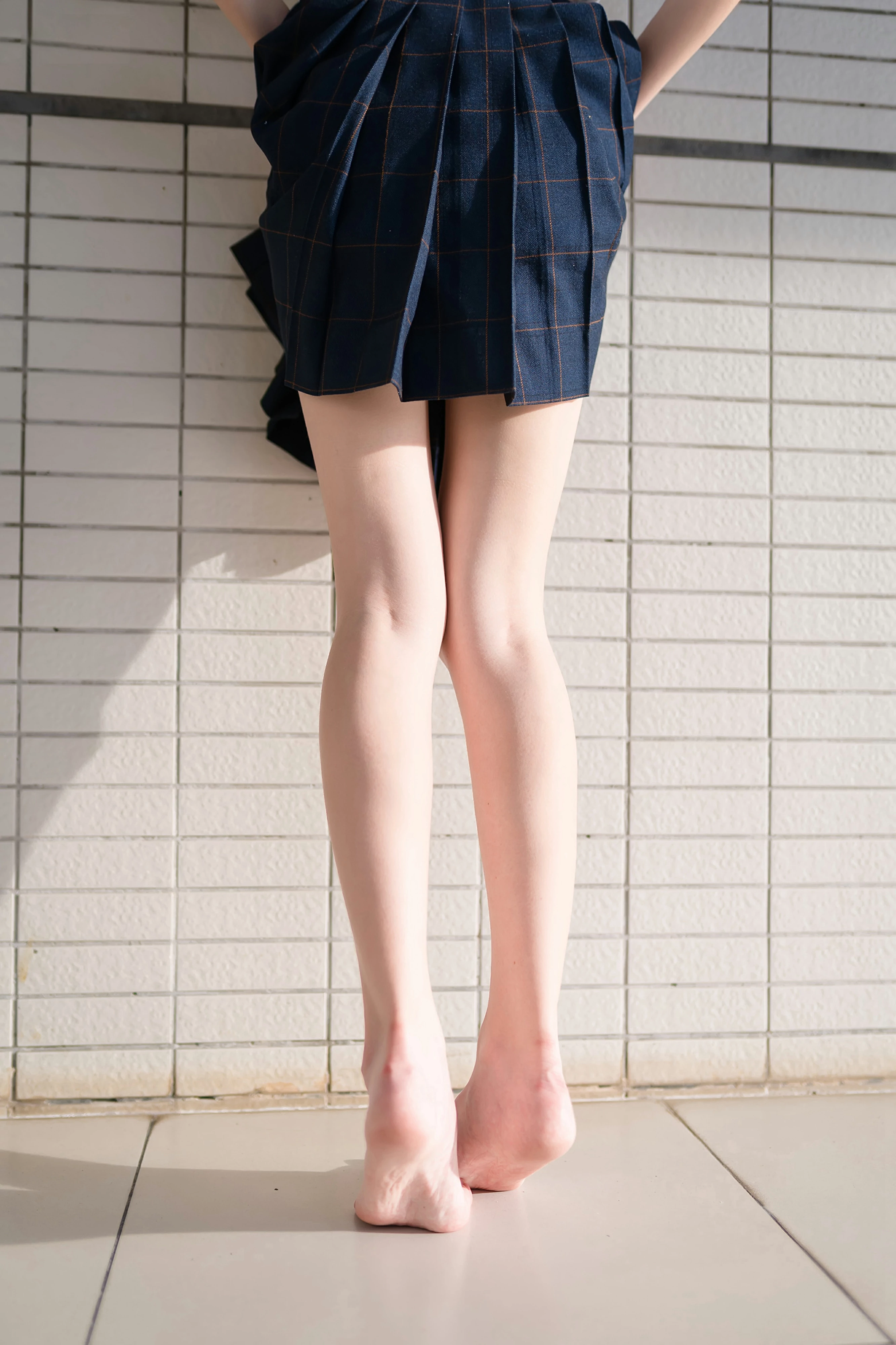 [风之领域]NO.070 性感高中女生白色短袖与格子短裙加黑色丝袜美腿私房写真集,