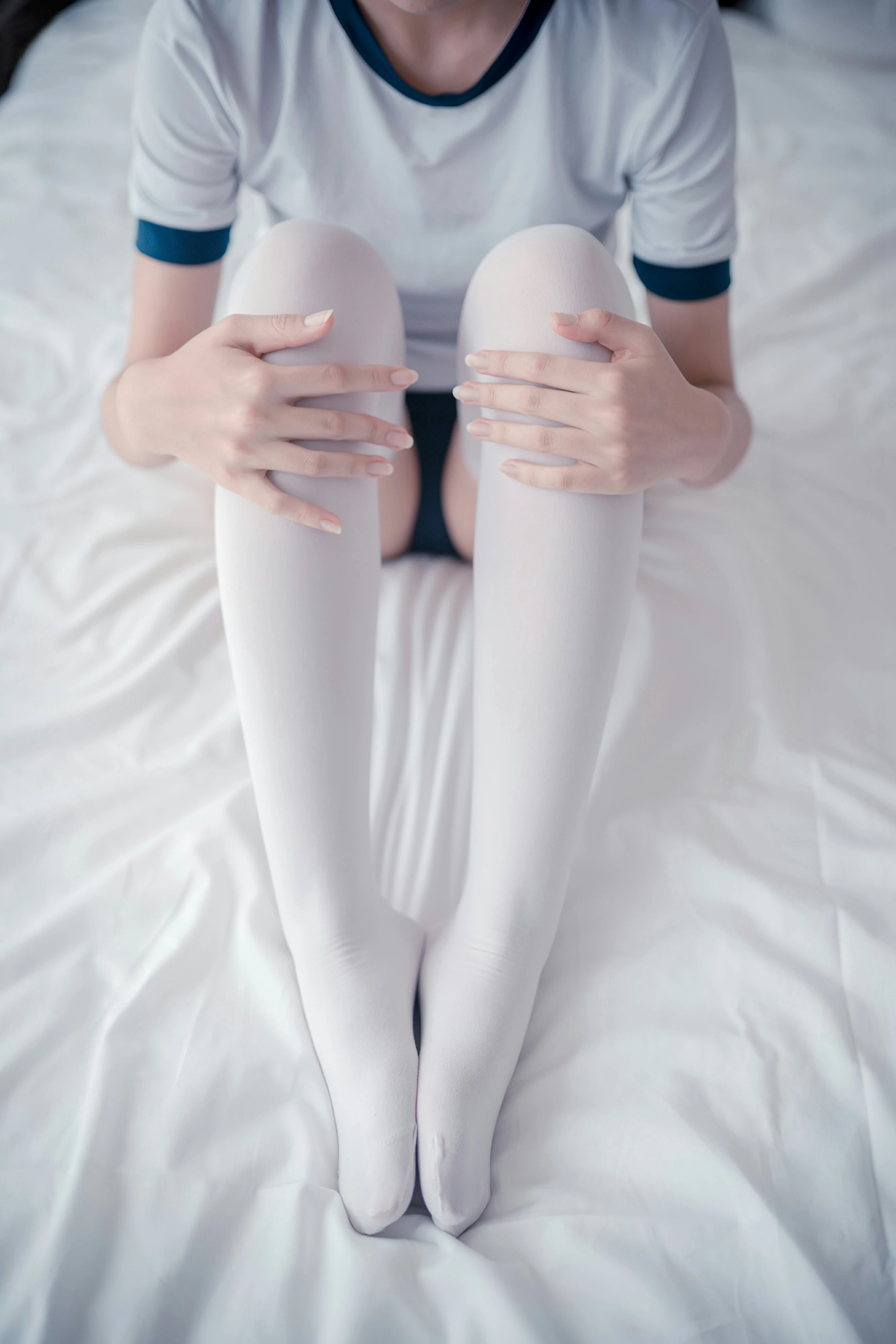 [风之领域]NO.071 性感小萝莉 白色紧身短袖与蓝色安全裤加白色丝袜美腿私房写真集,