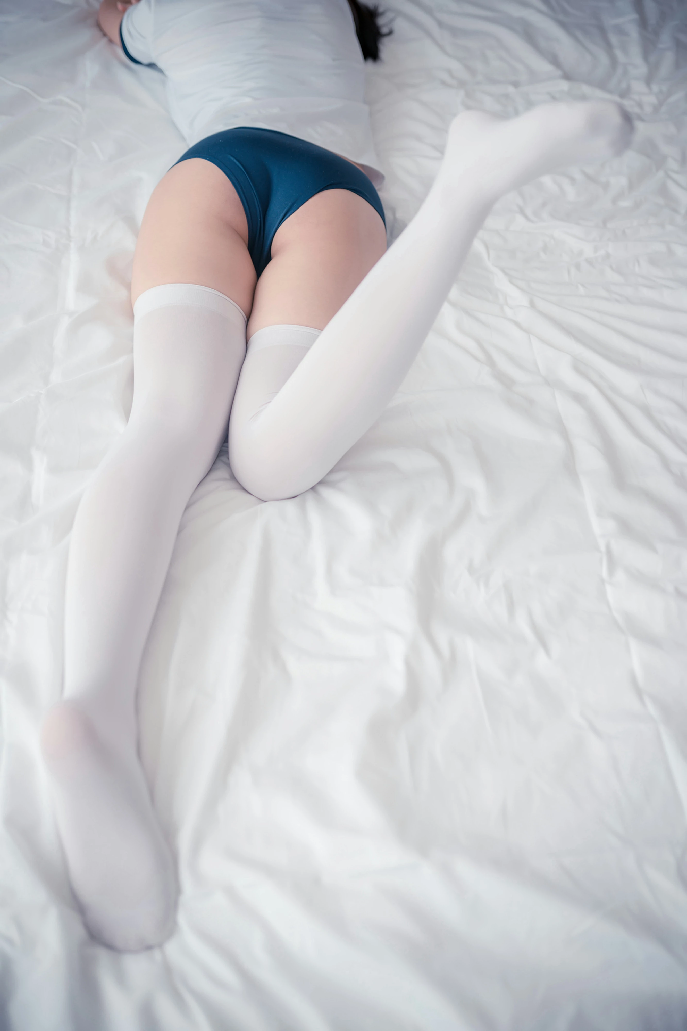 [风之领域]NO.071 性感小萝莉 白色紧身短袖与蓝色安全裤加白色丝袜美腿私房写真集,