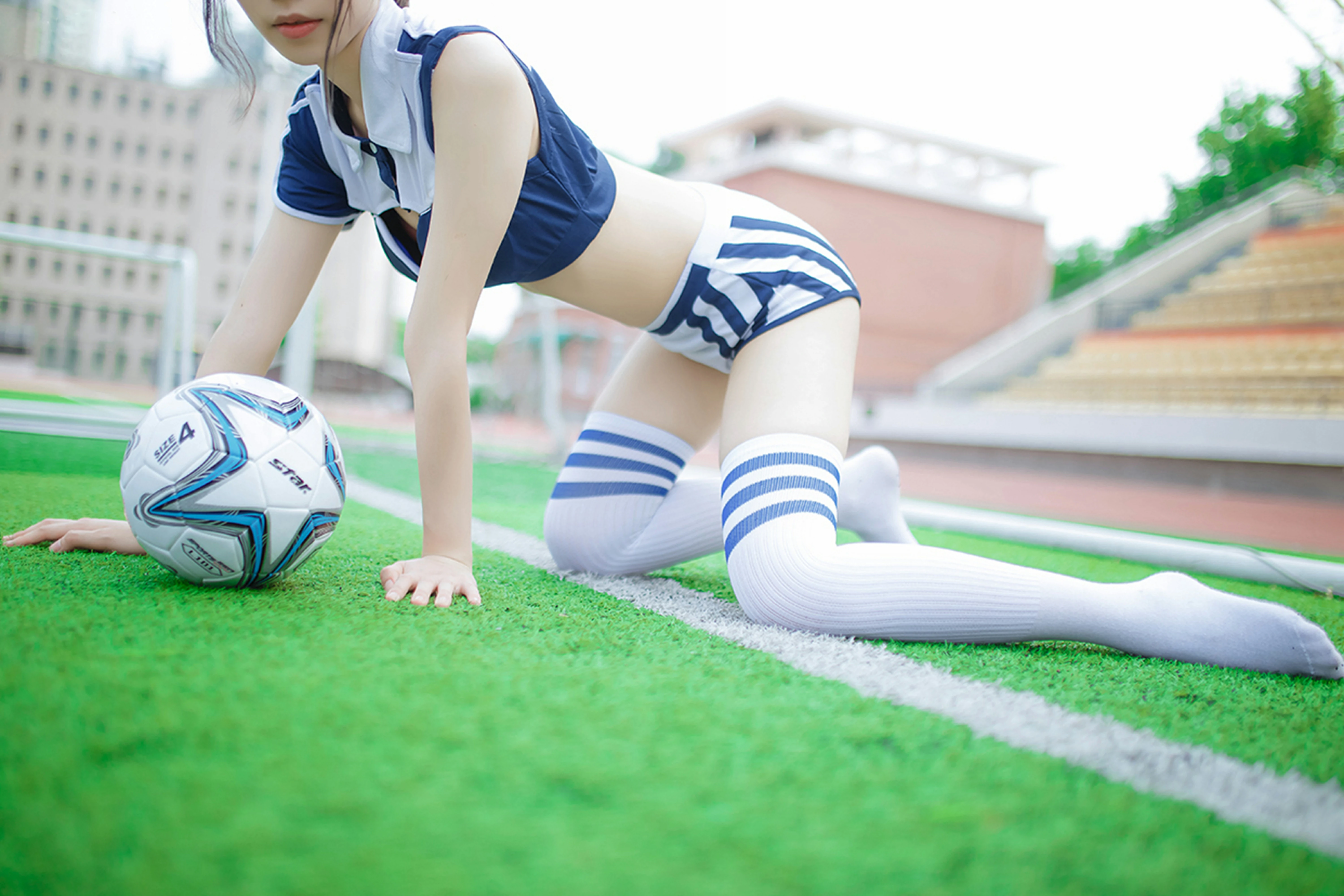[风之领域]NO.072 性感足球宝贝 蓝色运动短袖与短裤加白色丝袜美腿私房写真集,