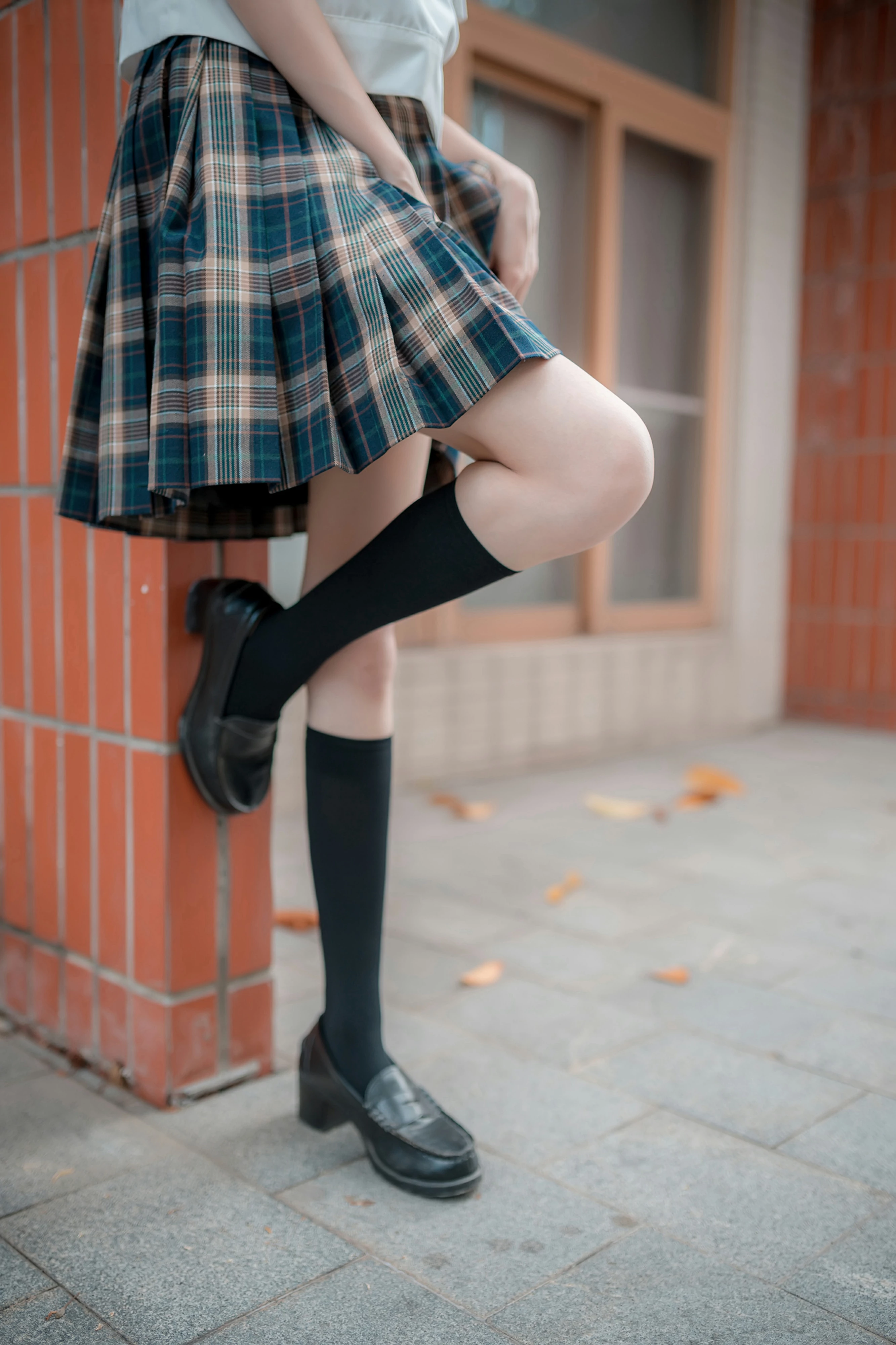 [风之领域]NO.074 性感高中女生 白色短袖与格子短裙加黑色丝袜美腿私房写真集,