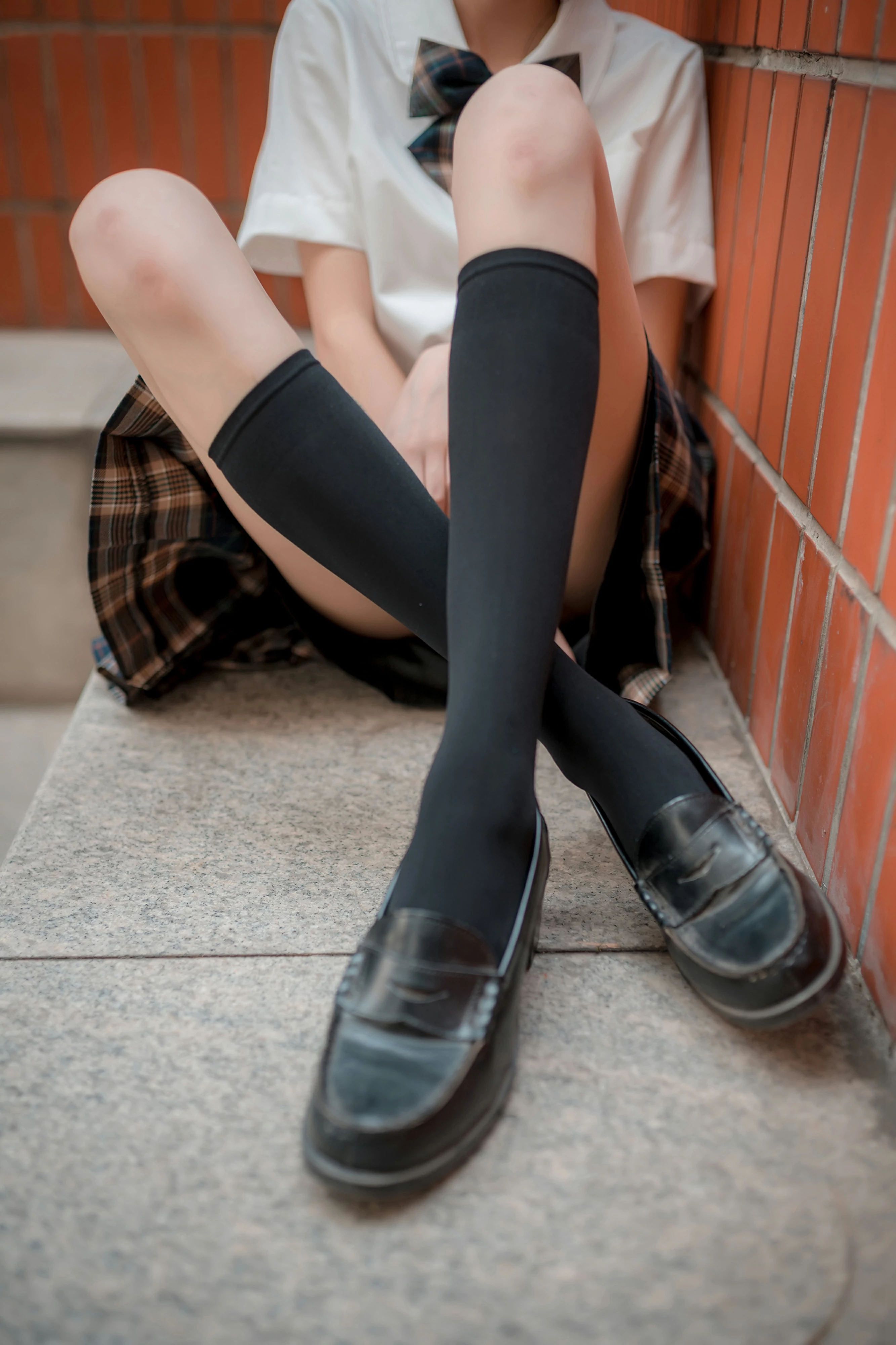 [风之领域]NO.074 性感高中女生 白色短袖与格子短裙加黑色丝袜美腿私房写真集,