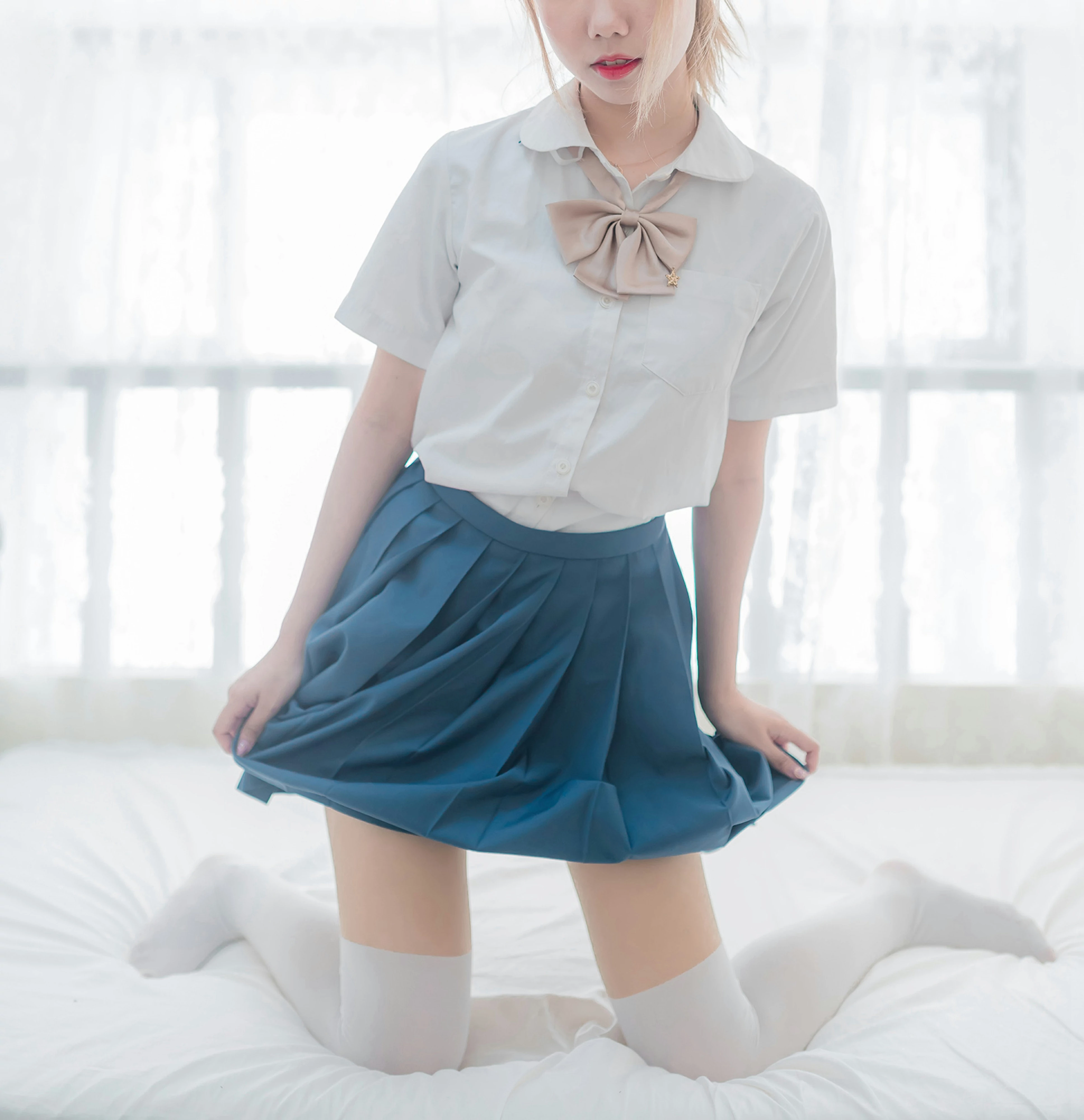 [风之领域]NO.075 性感高中女生 白色短袖与蓝色短裙加白色丝袜美腿私房写真集,