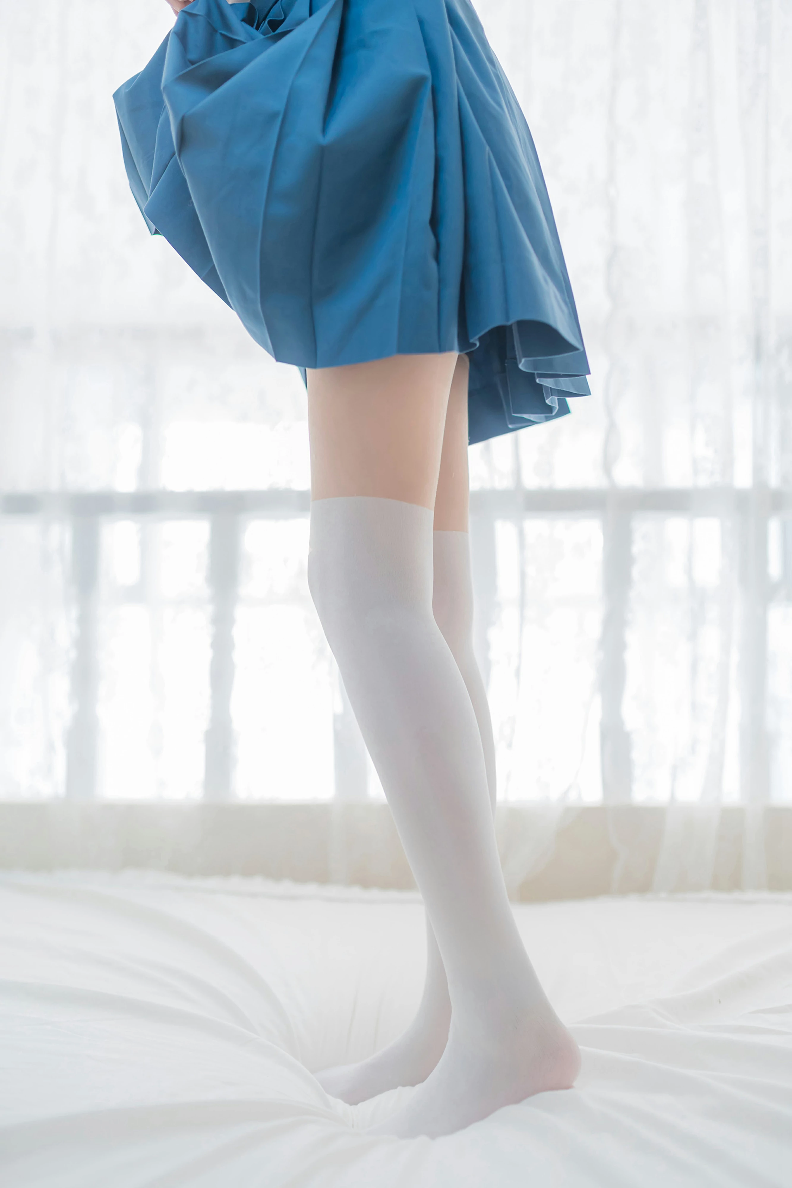 [风之领域]NO.075 性感高中女生 白色短袖与蓝色短裙加白色丝袜美腿私房写真集,