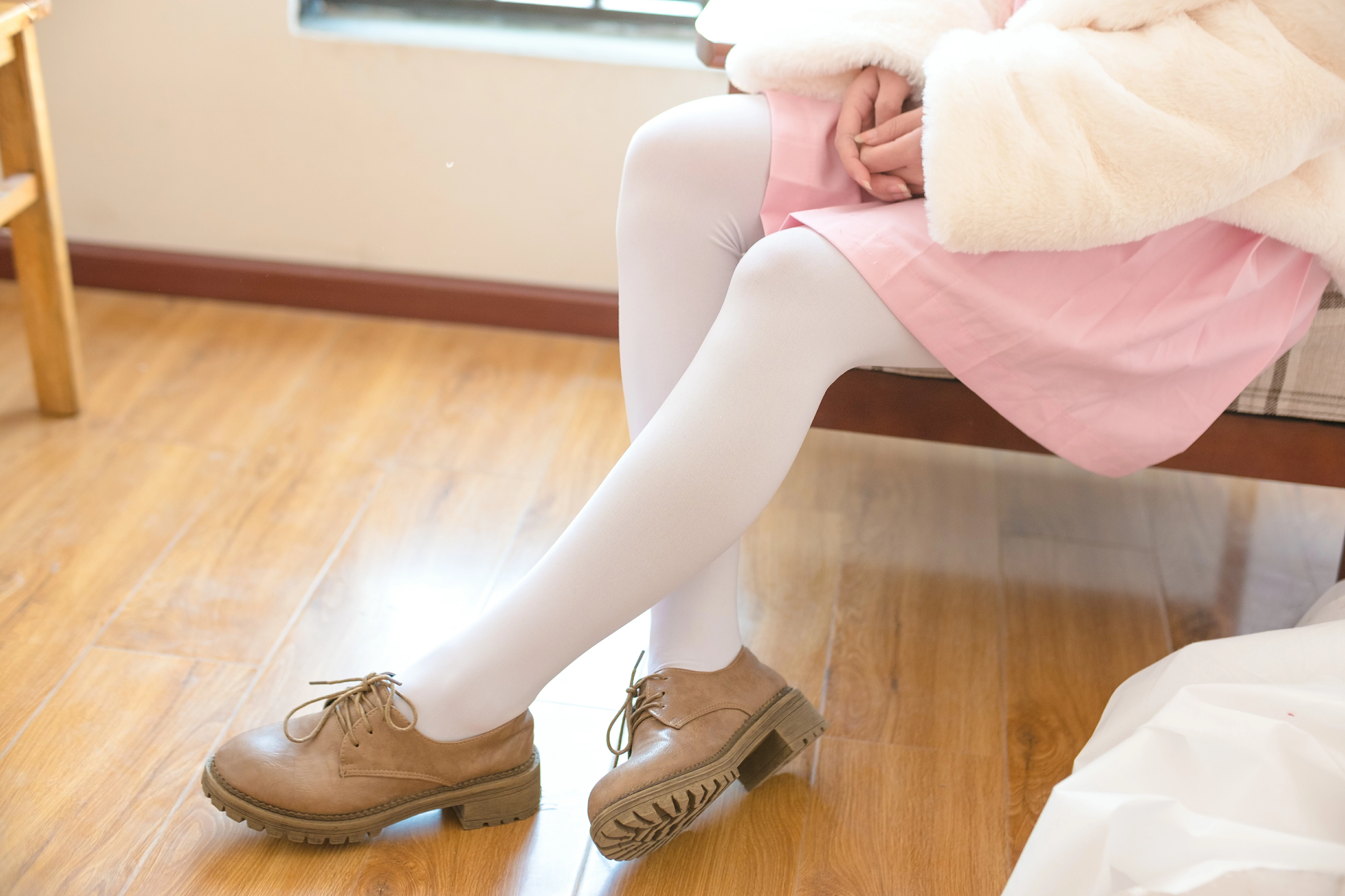 [森萝财团]BETA-013 清纯可爱小萝莉 粉色情趣高中女生制服与短裙加白色丝袜美腿玉足私房写真集,