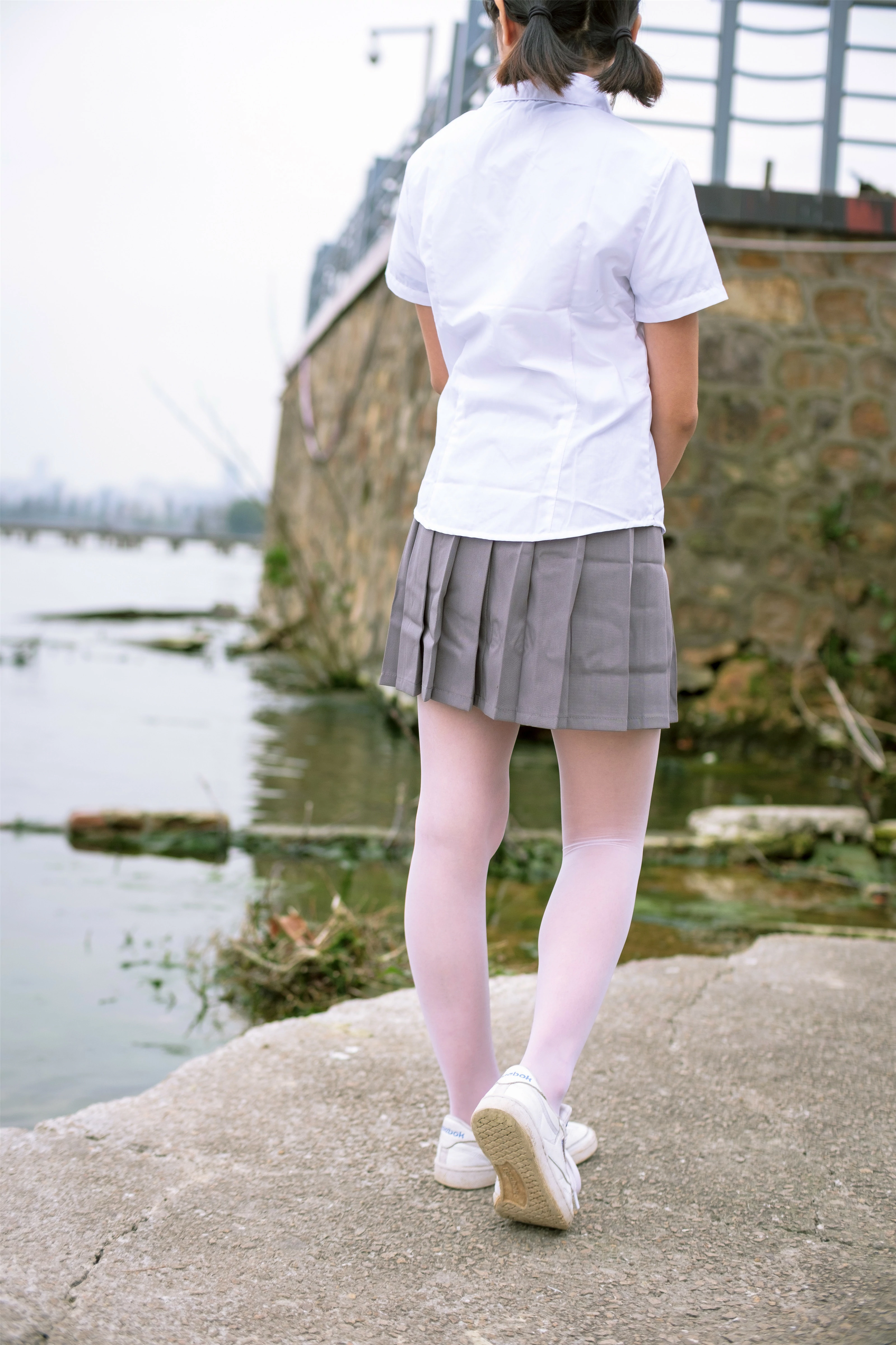 [森萝财团]BETA-014 清纯可爱小萝莉 白色短袖与灰色短裙加白色丝袜美腿玉足性感私房写真集,