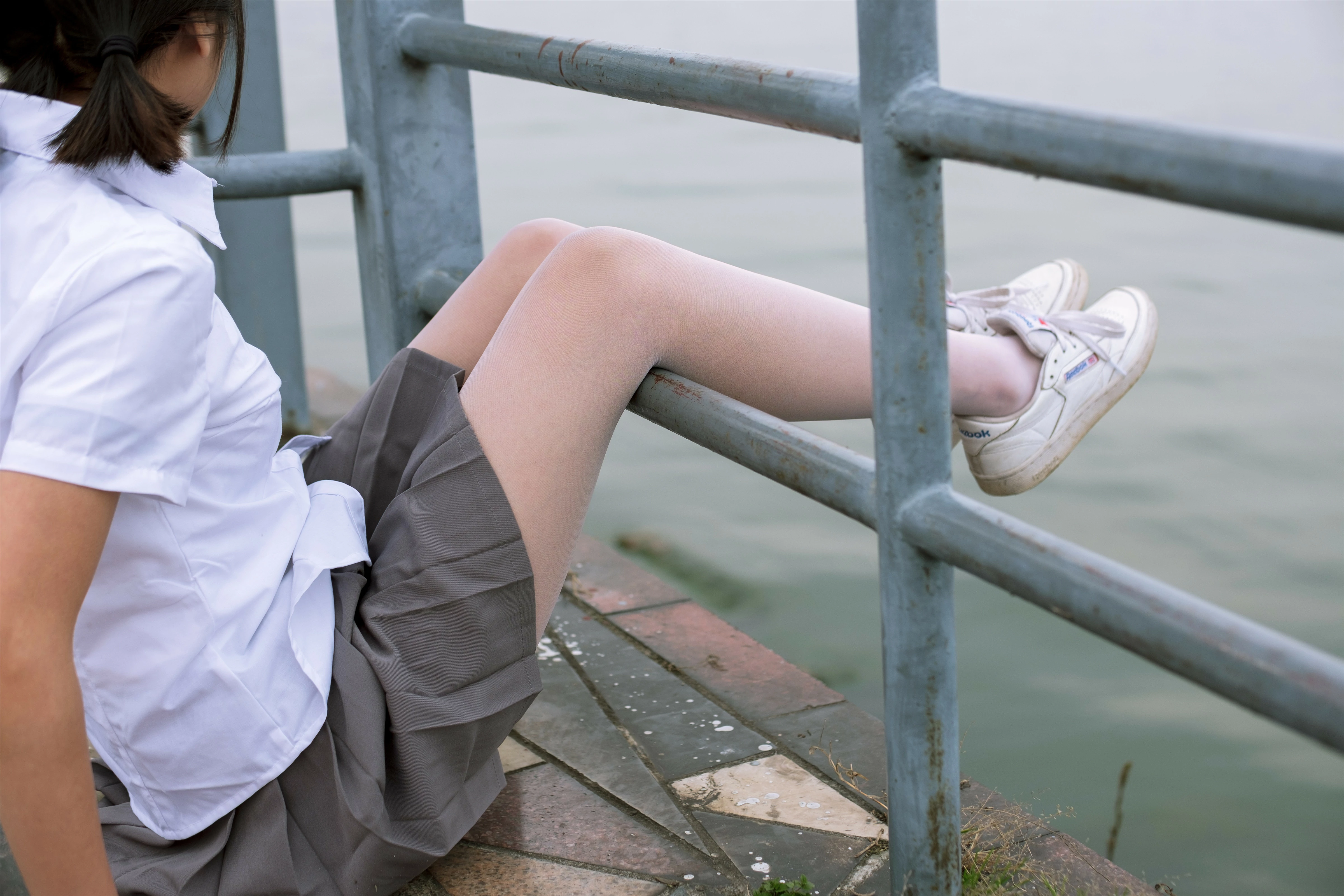 [森萝财团]BETA-014 清纯可爱小萝莉 白色短袖与灰色短裙加白色丝袜美腿玉足性感私房写真集,