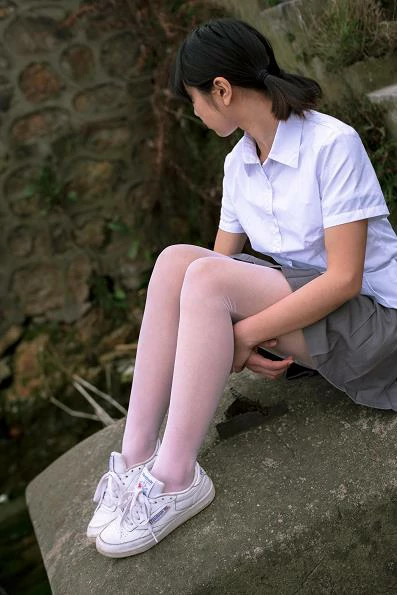 [森萝财团]BETA-014 清纯可爱小萝莉 白色短袖与灰色短裙加白色丝袜美腿玉足性感