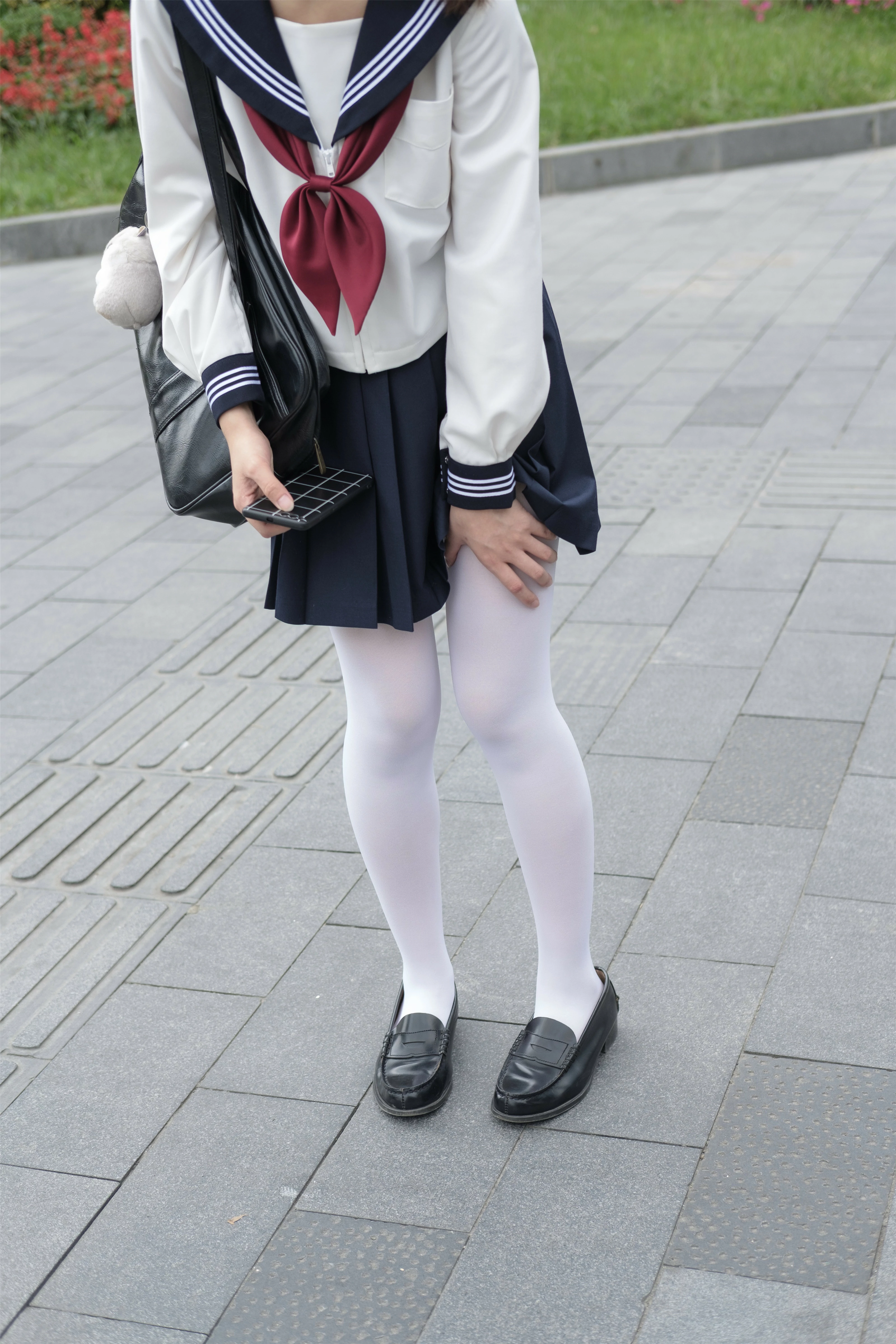 [森萝财团]BETA-017 性感萝莉小学妹 白色短袖与黑色短裙加白色丝袜美腿玉足私房写真集,