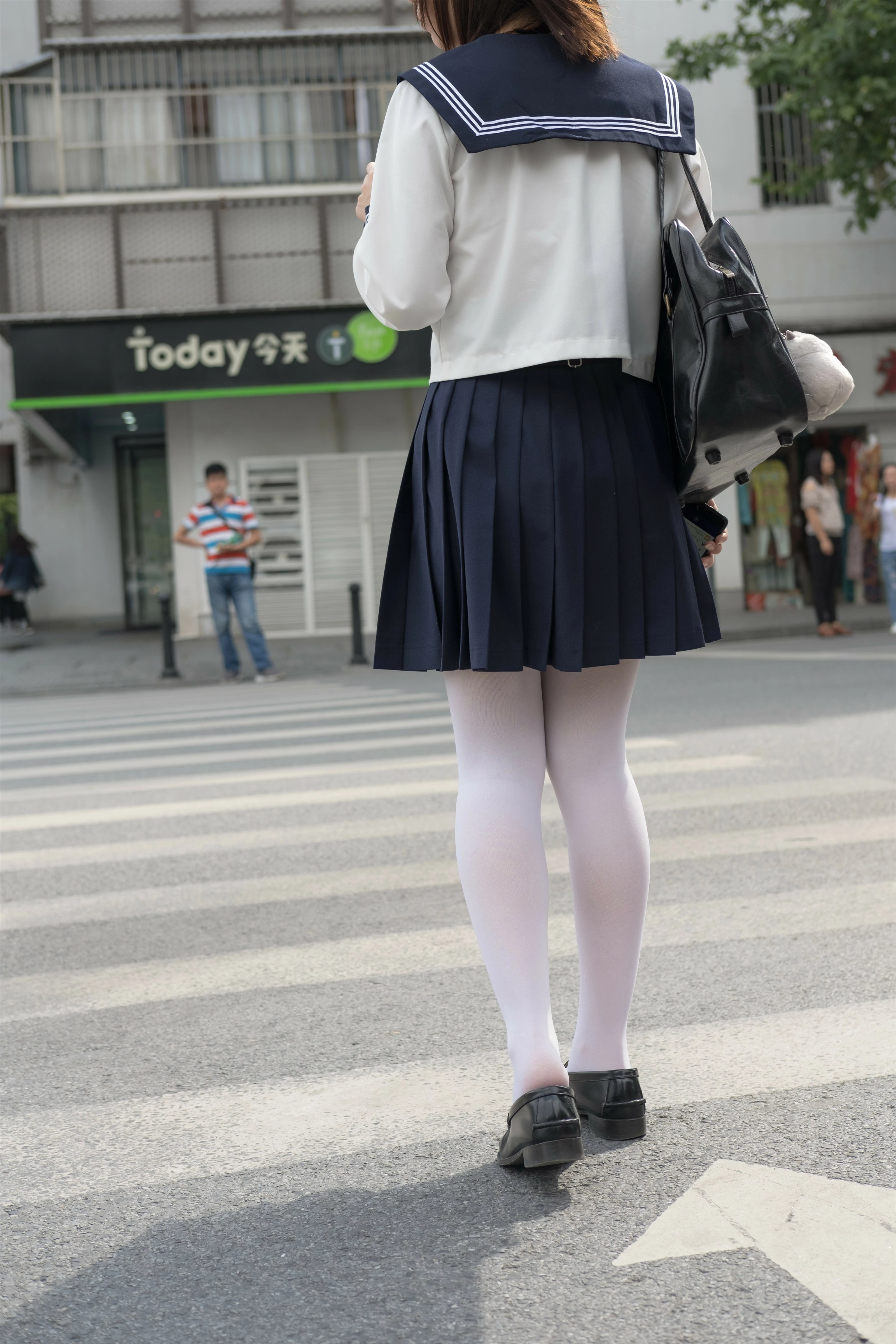 [森萝财团]BETA-017 性感萝莉小学妹 白色短袖与黑色短裙加白色丝袜美腿玉足私房写真集,